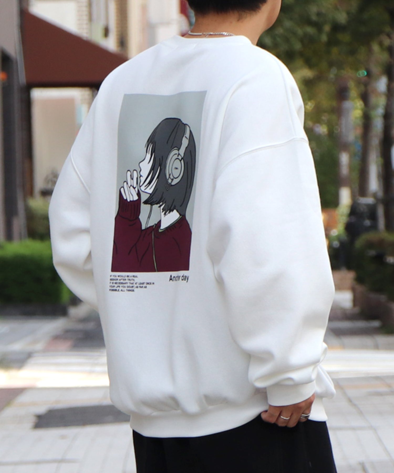 ヘッドホンガール イラストバックプリント / ワンポイント刺繍 ビッグシルエット プルオーバースウェット