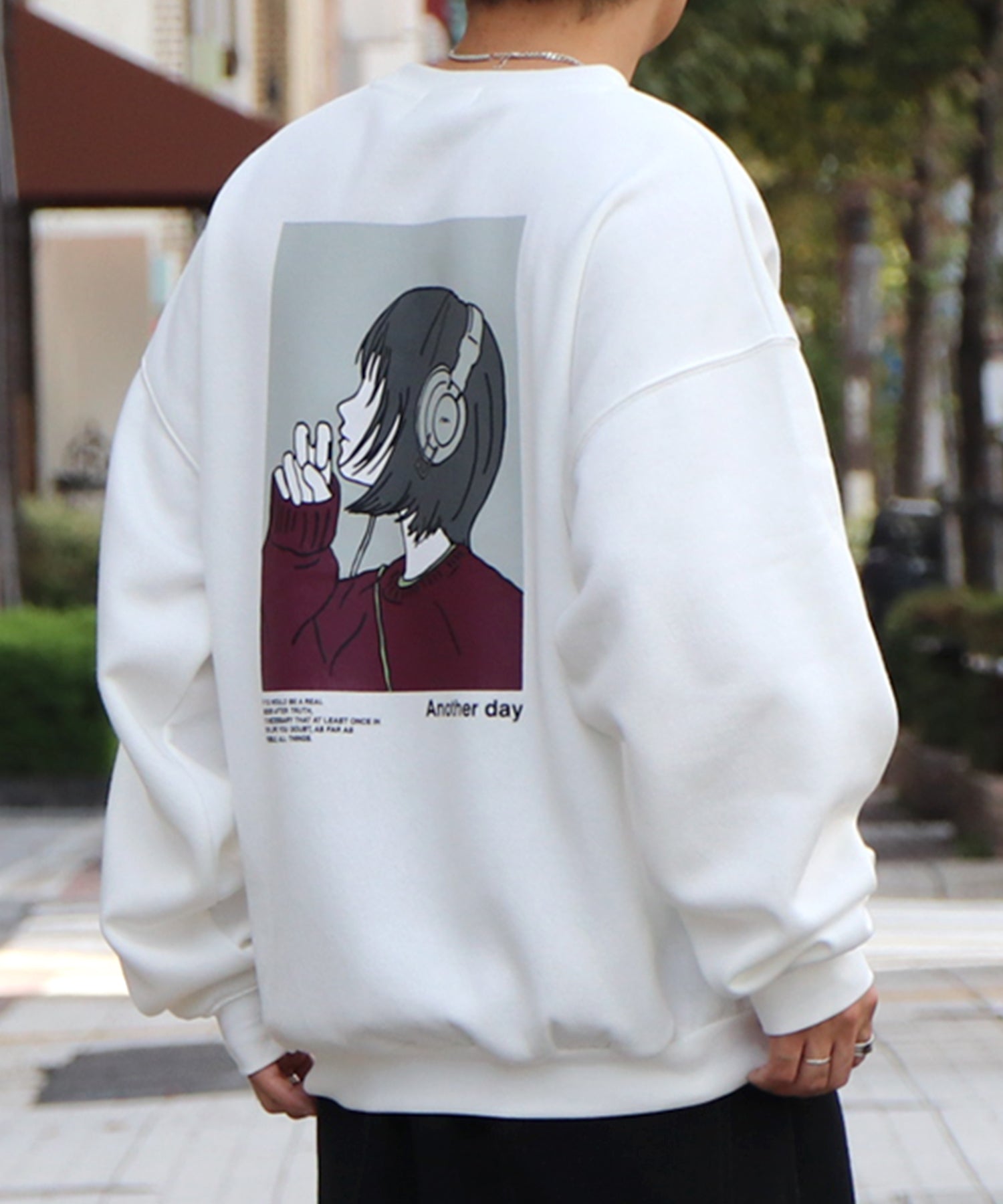 ヘッドホンガール イラストバックプリント / ワンポイント刺繍 ビッグシルエット プルオーバースウェット