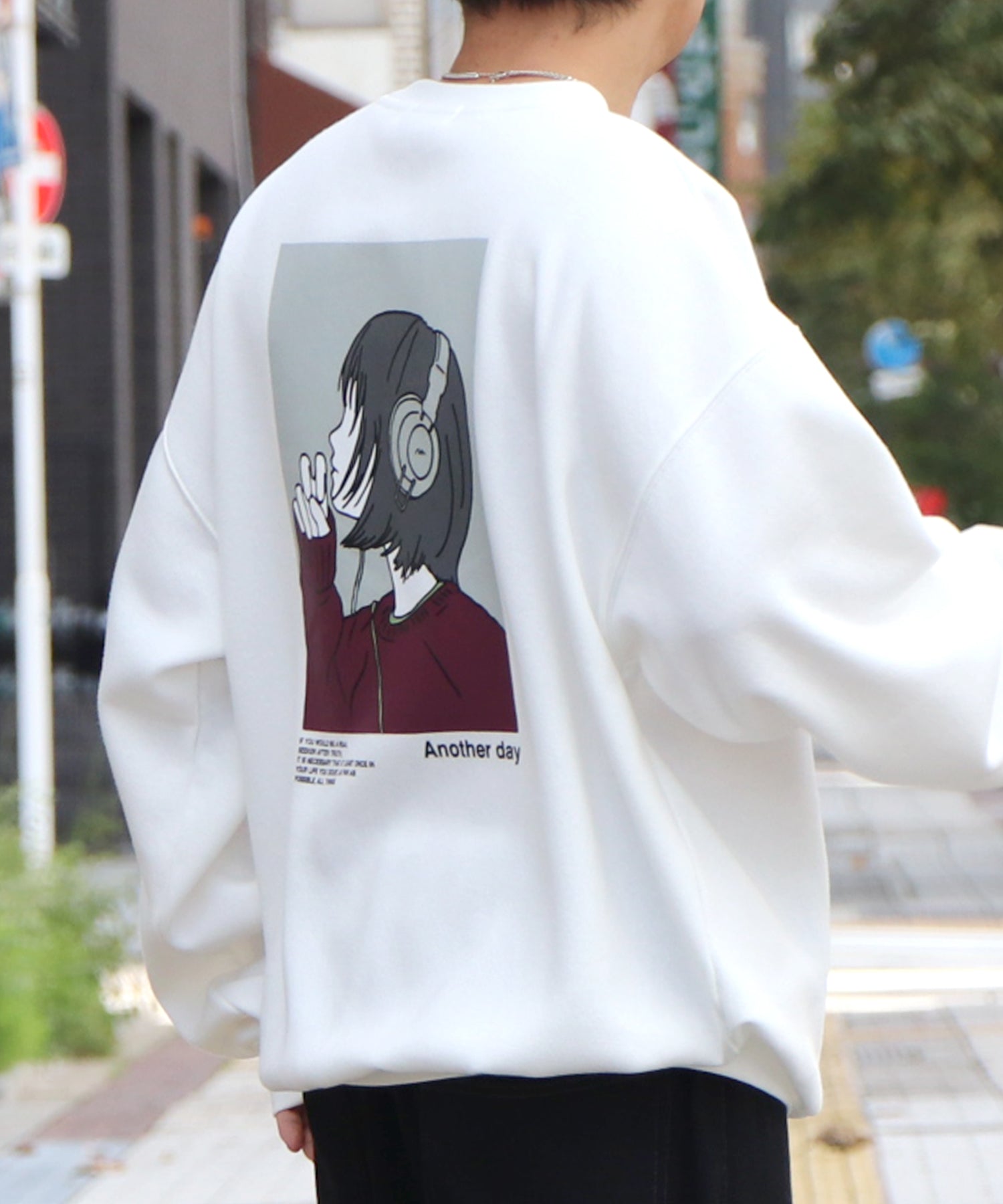 ヘッドホンガール イラストバックプリント / ワンポイント刺繍 ビッグシルエット プルオーバースウェット
