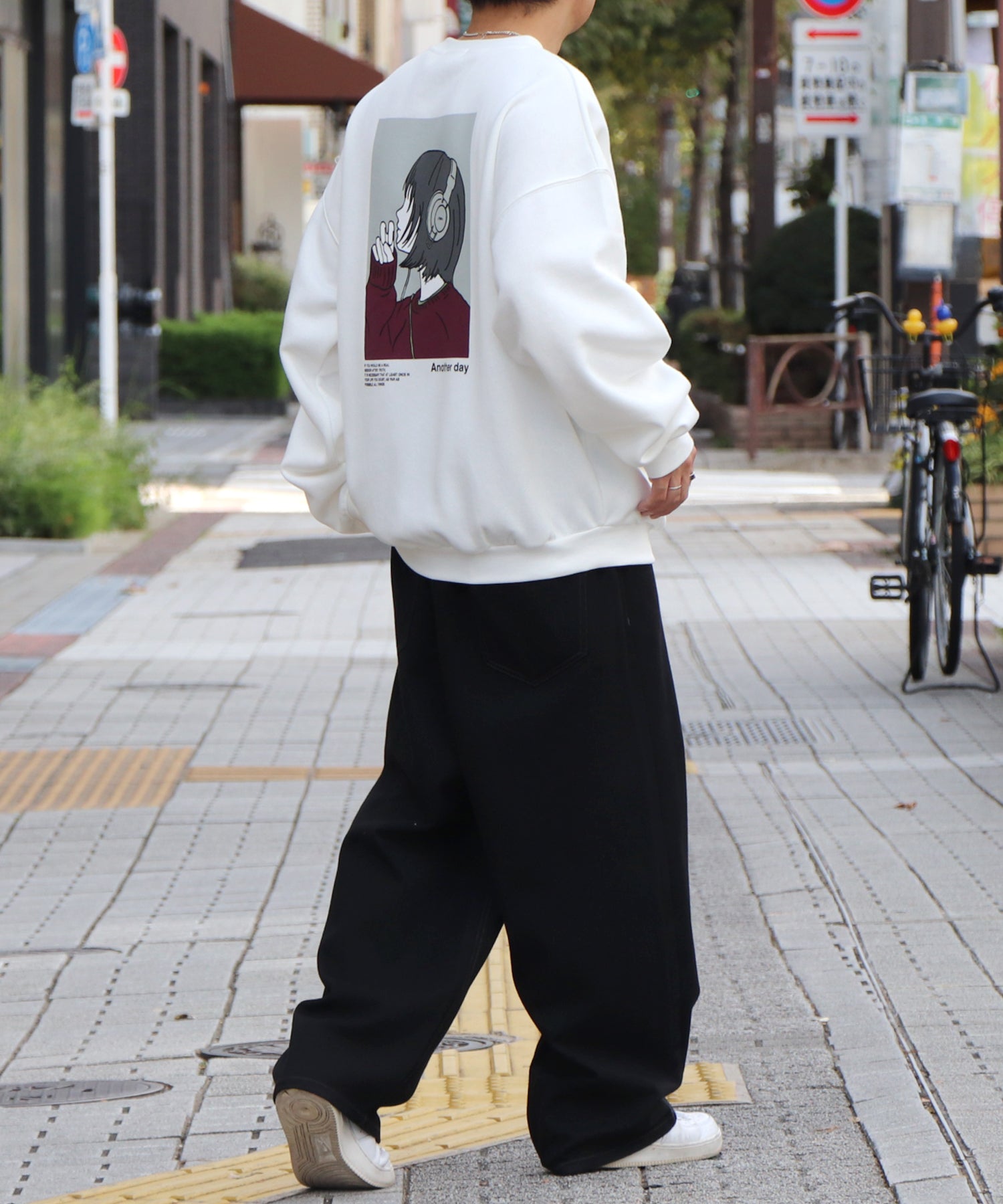 ヘッドホンガール イラストバックプリント / ワンポイント刺繍 ビッグシルエット プルオーバースウェット