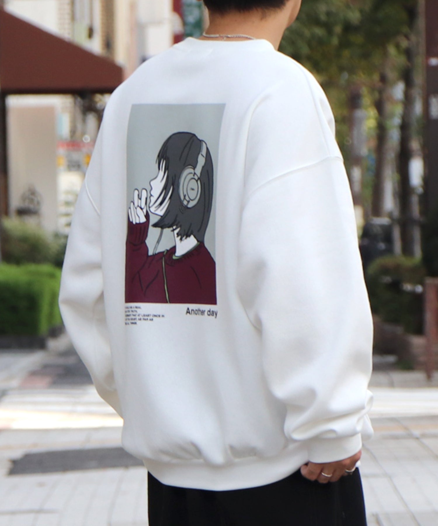 ヘッドホンガール イラストバックプリント / ワンポイント刺繍 ビッグシルエット プルオーバースウェット