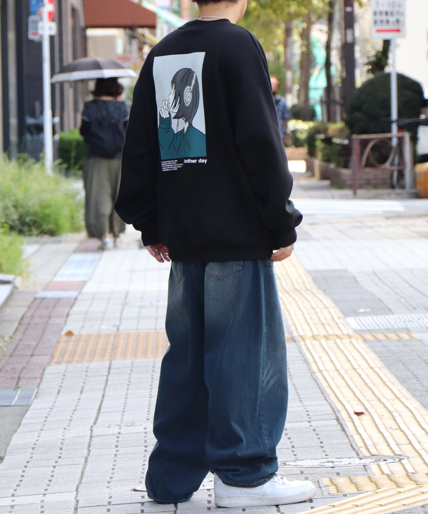 ヘッドホンガール イラストバックプリント / ワンポイント刺繍 ビッグシルエット プルオーバースウェット