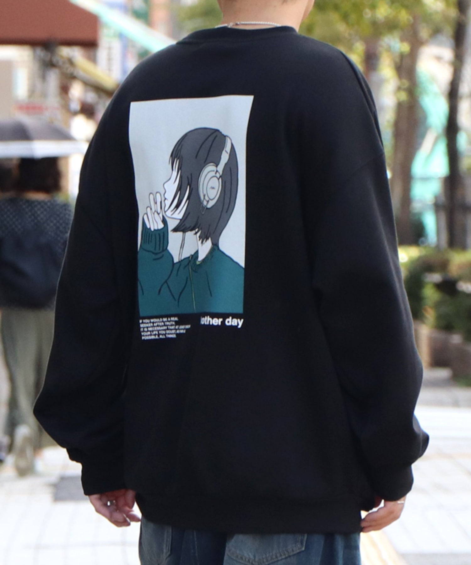 ヘッドホンガール イラストバックプリント / ワンポイント刺繍 ビッグシルエット プルオーバースウェット