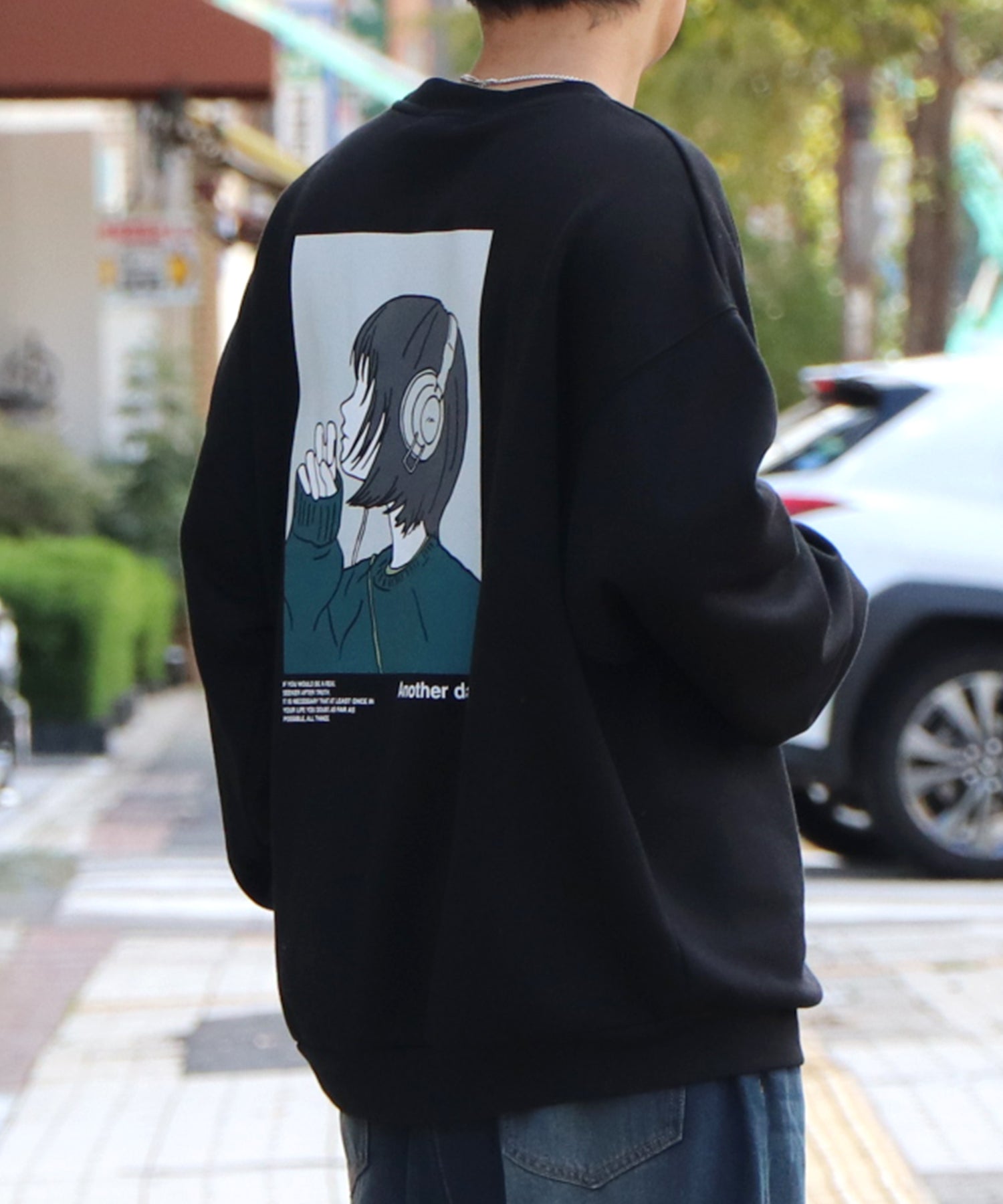 ヘッドホンガール イラストバックプリント / ワンポイント刺繍 ビッグシルエット プルオーバースウェット