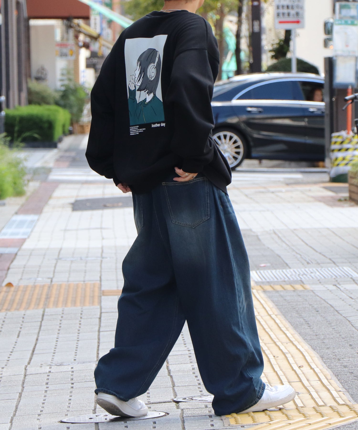 ヘッドホンガール イラストバックプリント / ワンポイント刺繍 ビッグシルエット プルオーバースウェット