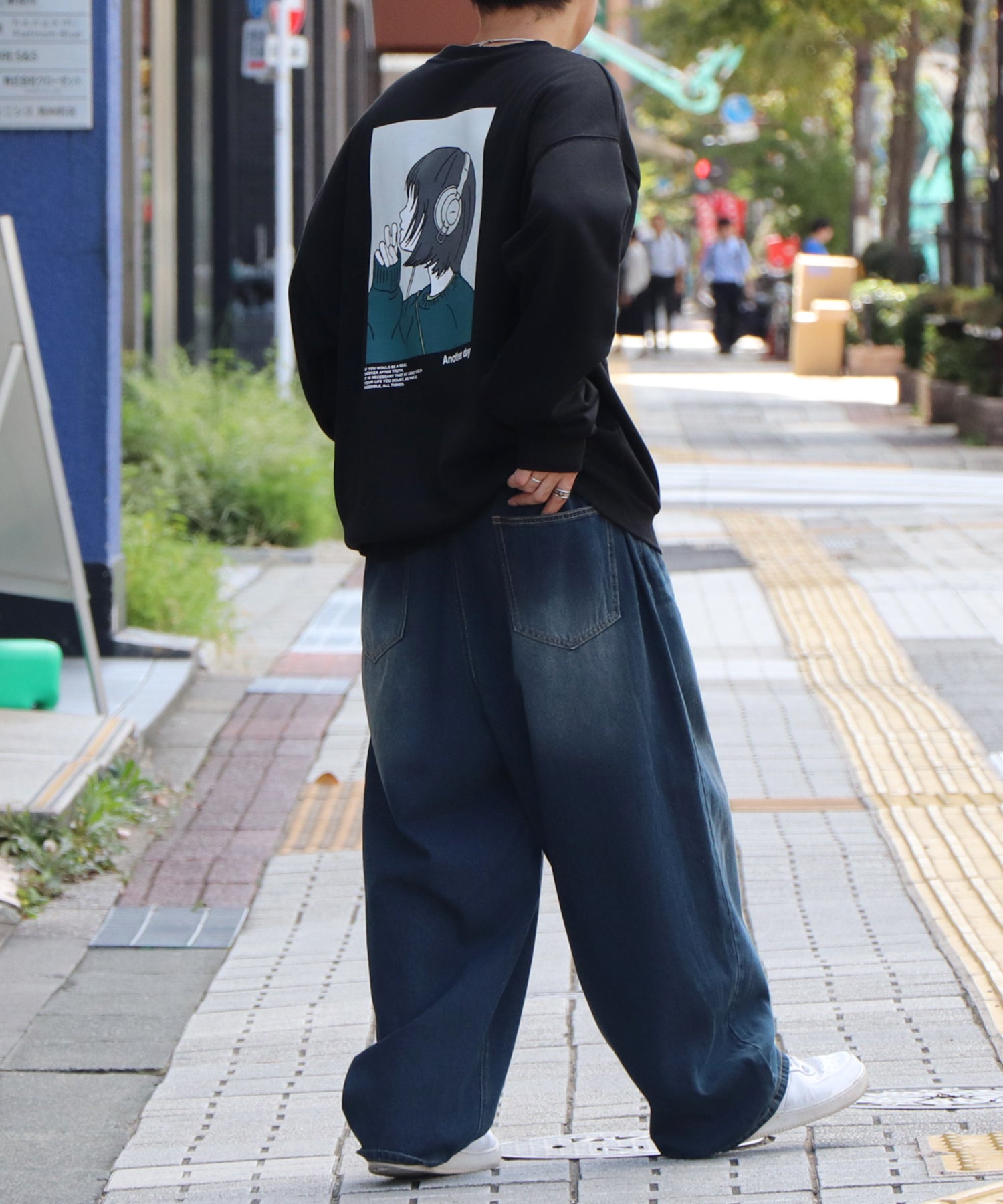 ヘッドホンガール イラストバックプリント / ワンポイント刺繍 ビッグシルエット プルオーバースウェット