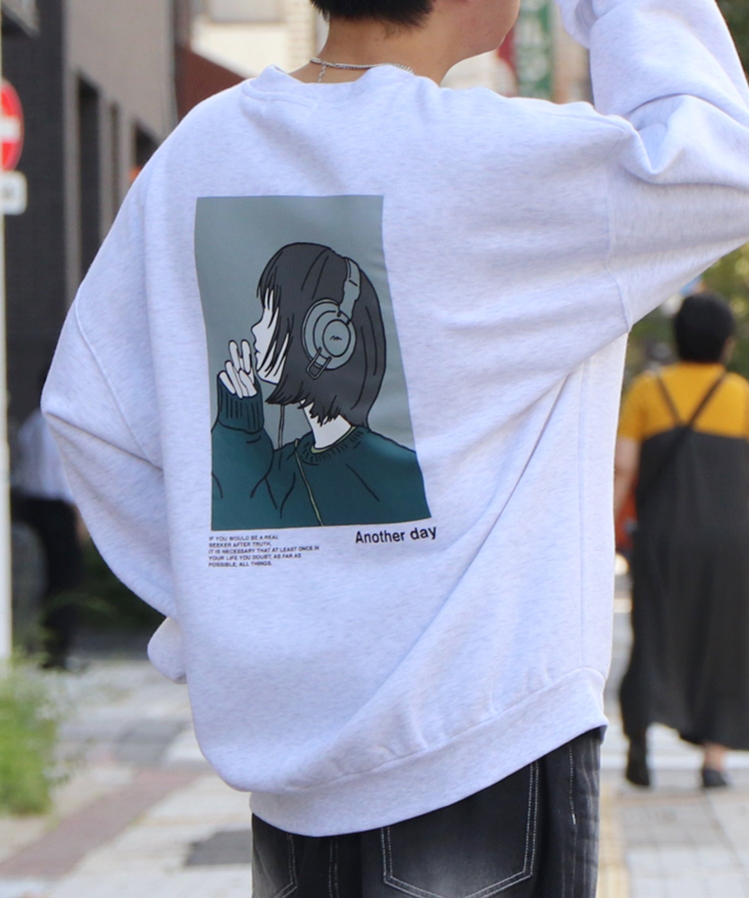 ヘッドホンガール イラストバックプリント / ワンポイント刺繍 ビッグシルエット プルオーバースウェット