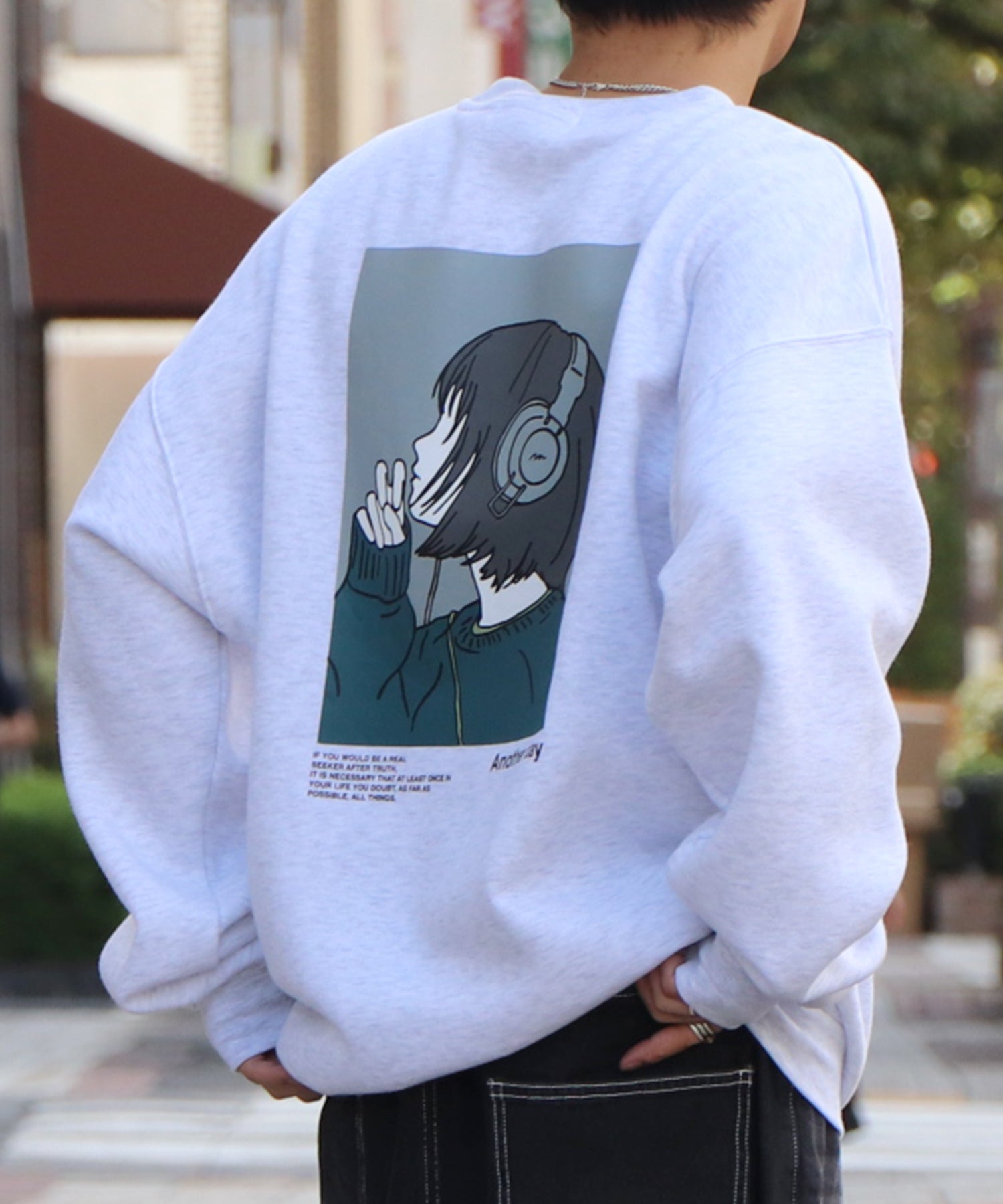 ヘッドホンガール イラストバックプリント / ワンポイント刺繍 ビッグシルエット プルオーバースウェット