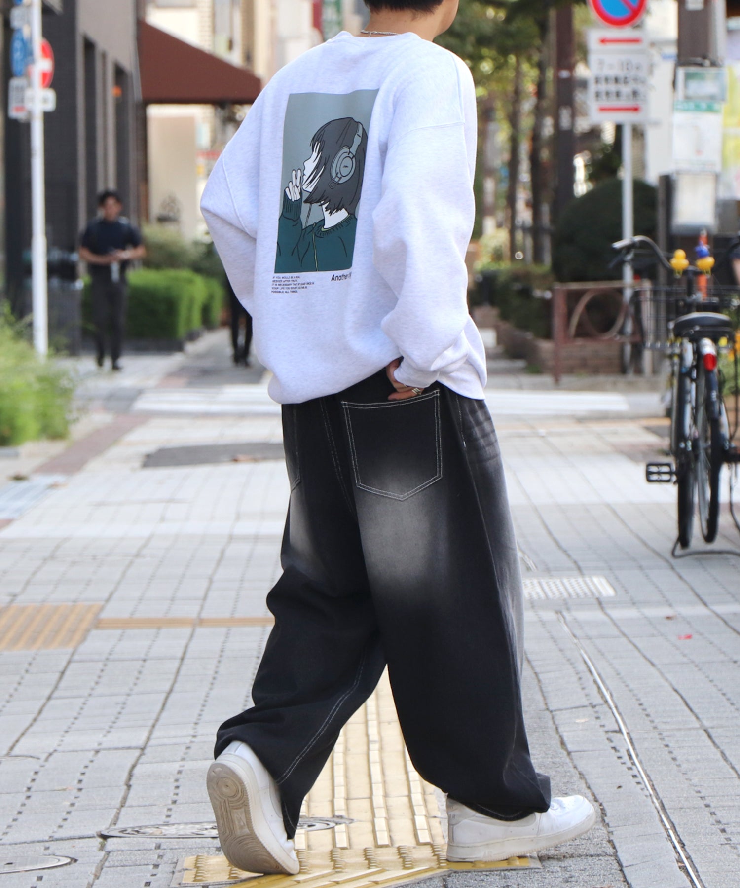 ヘッドホンガール イラストバックプリント / ワンポイント刺繍 ビッグシルエット プルオーバースウェット