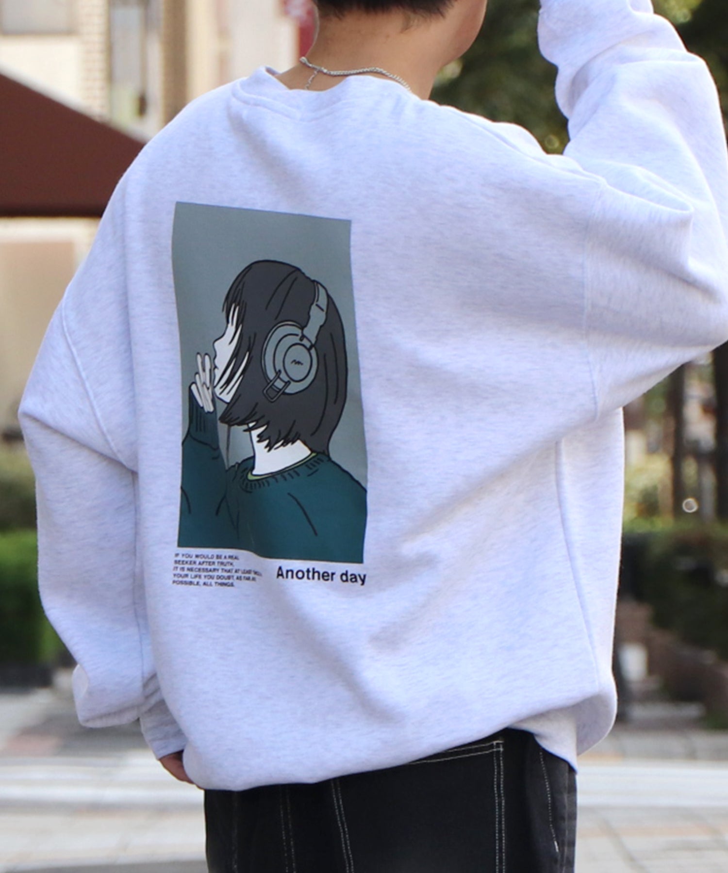 ヘッドホンガール イラストバックプリント / ワンポイント刺繍 ビッグシルエット プルオーバースウェット