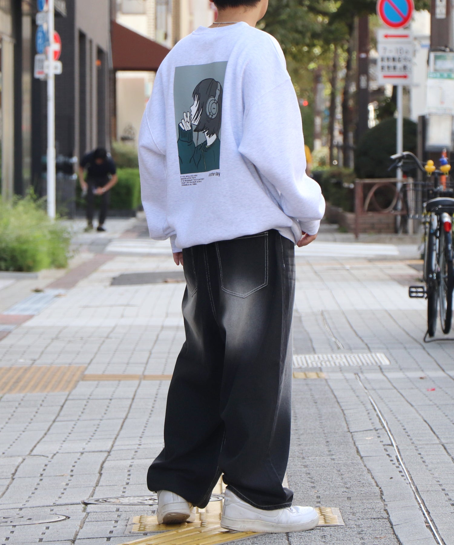 ヘッドホンガール イラストバックプリント / ワンポイント刺繍 ビッグシルエット プルオーバースウェット