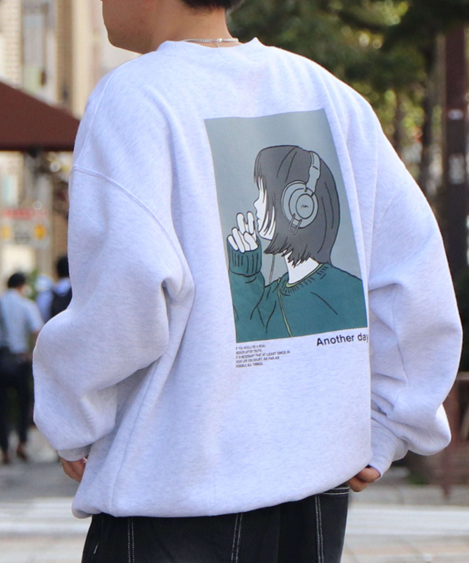 ヘッドホンガール イラストバックプリント / ワンポイント刺繍 ビッグシルエット プルオーバースウェット