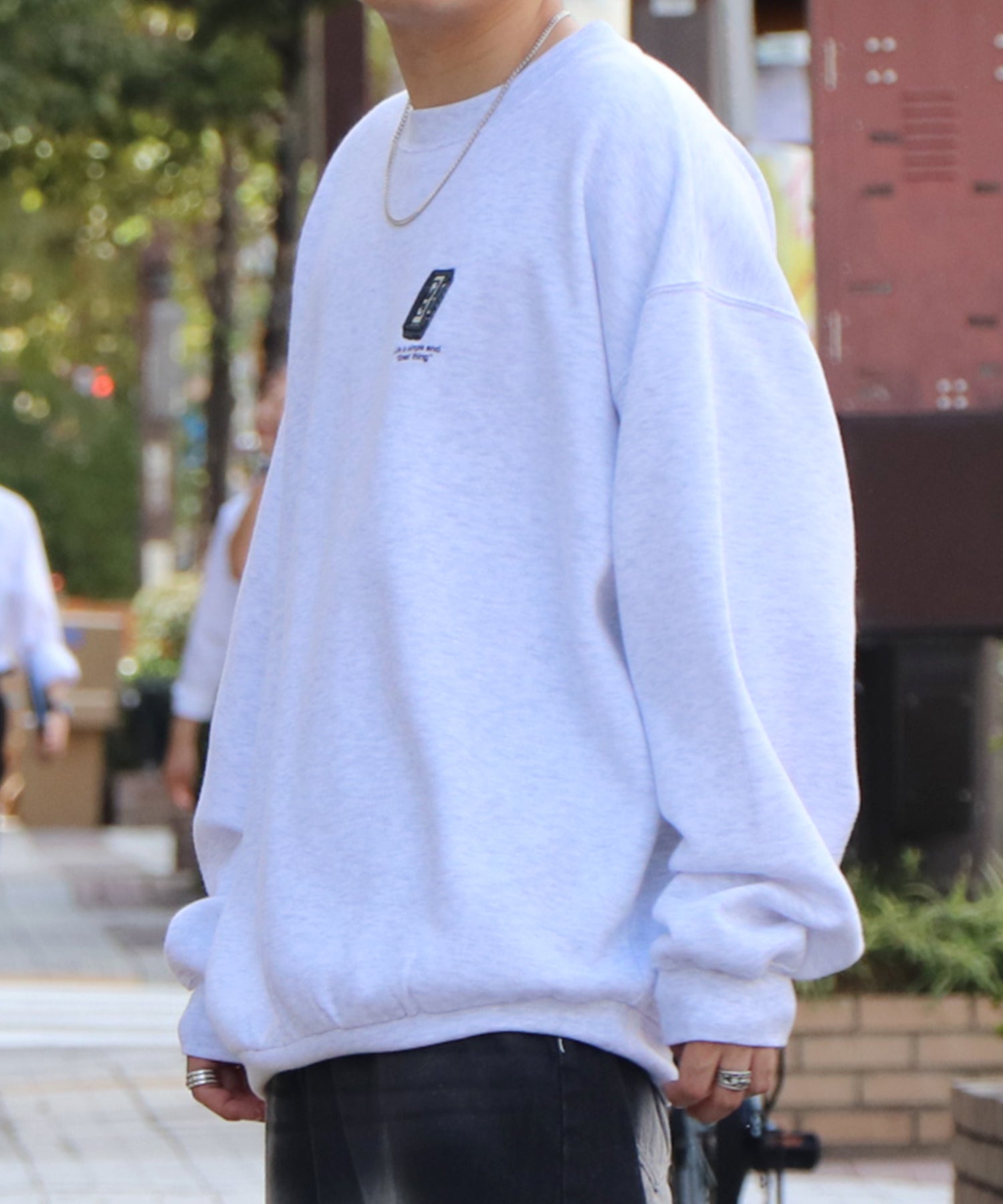 ヘッドホンガール イラストバックプリント / ワンポイント刺繍 ビッグシルエット プルオーバースウェット