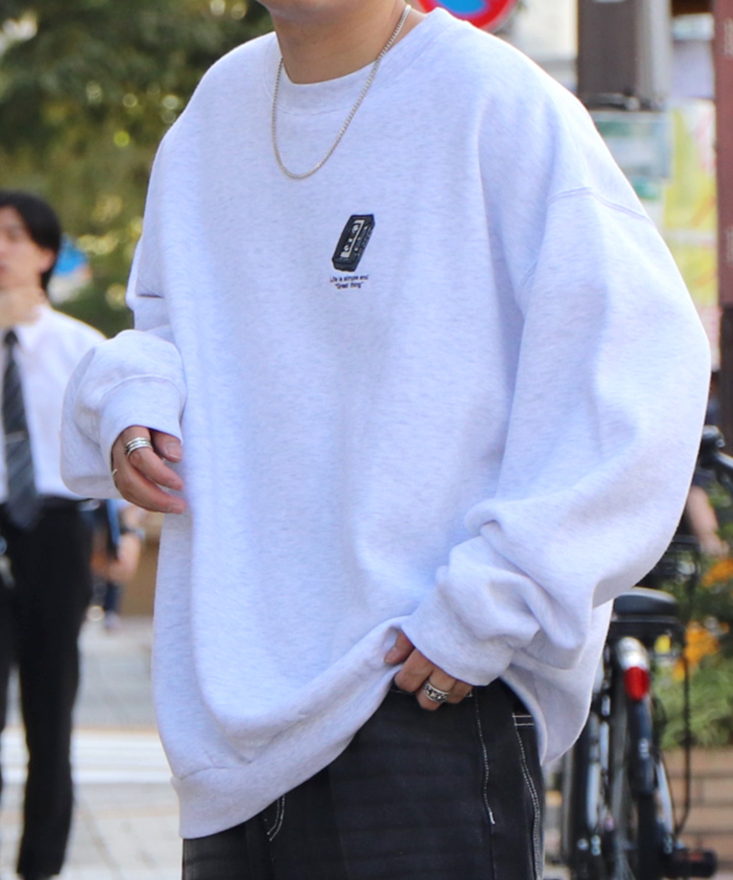 ヘッドホンガール イラストバックプリント / ワンポイント刺繍 ビッグシルエット プルオーバースウェット