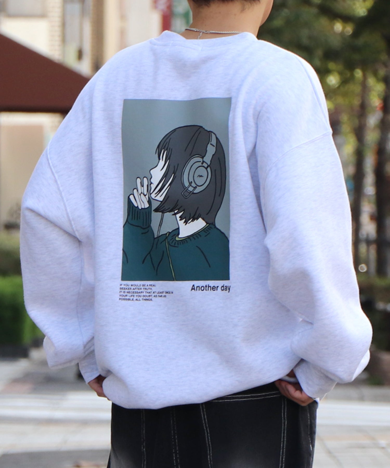 ヘッドホンガール イラストバックプリント / ワンポイント刺繍 ビッグシルエット プルオーバースウェット