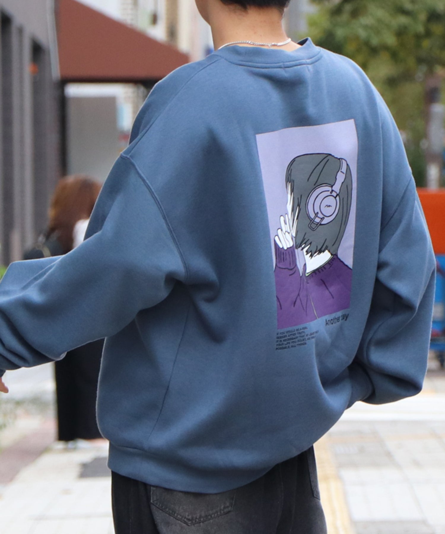 ヘッドホンガール イラストバックプリント / ワンポイント刺繍 ビッグシルエット プルオーバースウェット