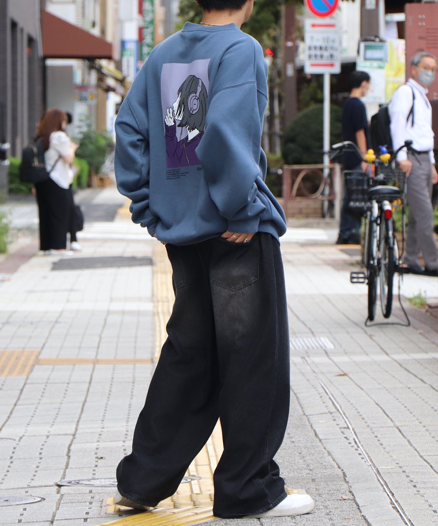 ヘッドホンガール イラストバックプリント / ワンポイント刺繍 ビッグシルエット プルオーバースウェット