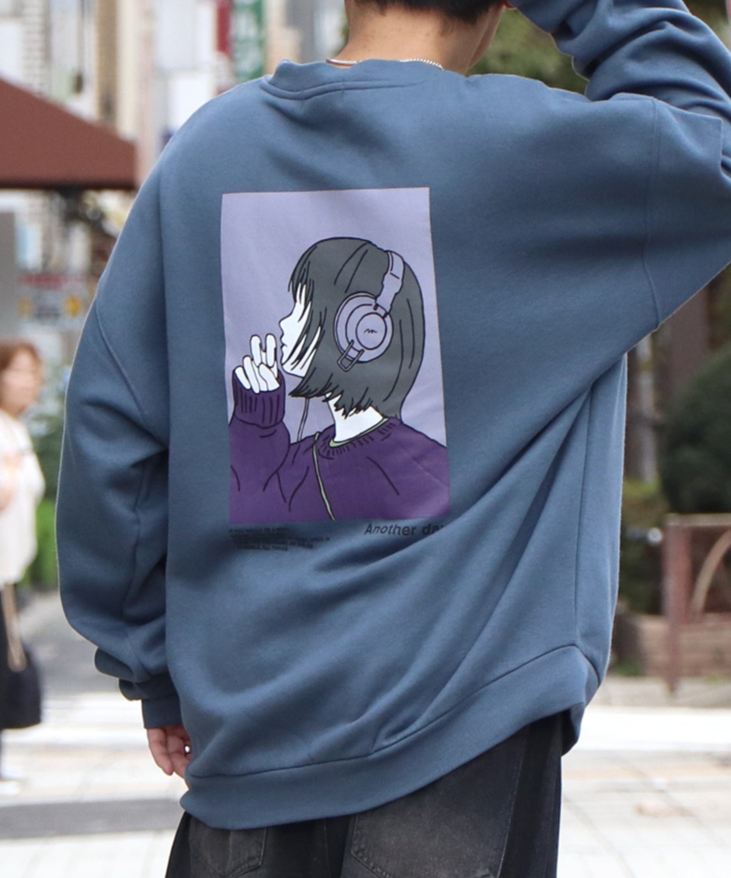 ヘッドホンガール イラストバックプリント / ワンポイント刺繍 ビッグシルエット プルオーバースウェット