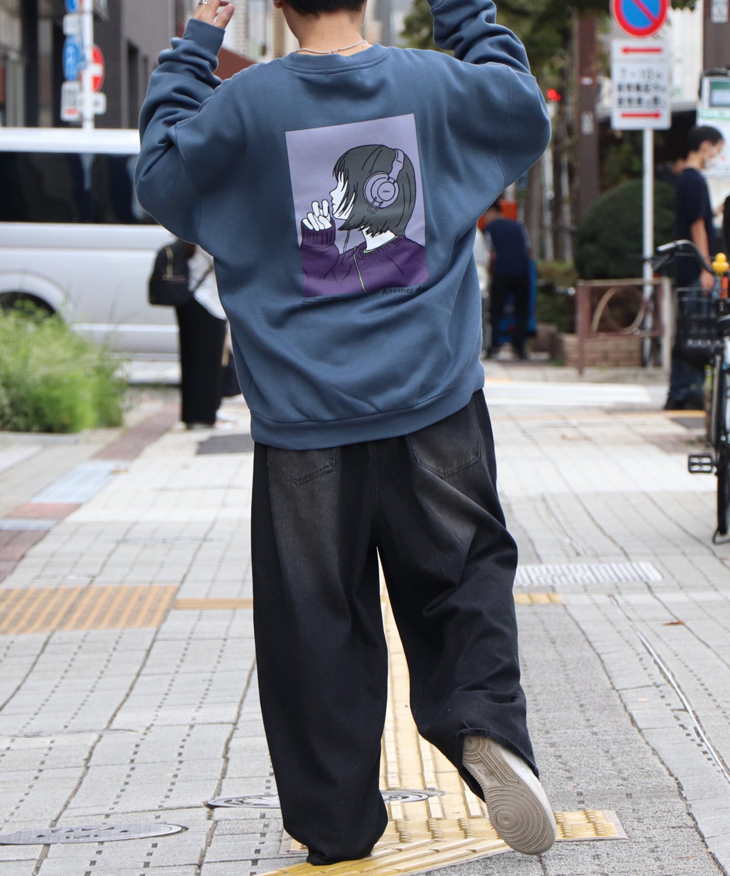 ヘッドホンガール イラストバックプリント / ワンポイント刺繍 ビッグシルエット プルオーバースウェット