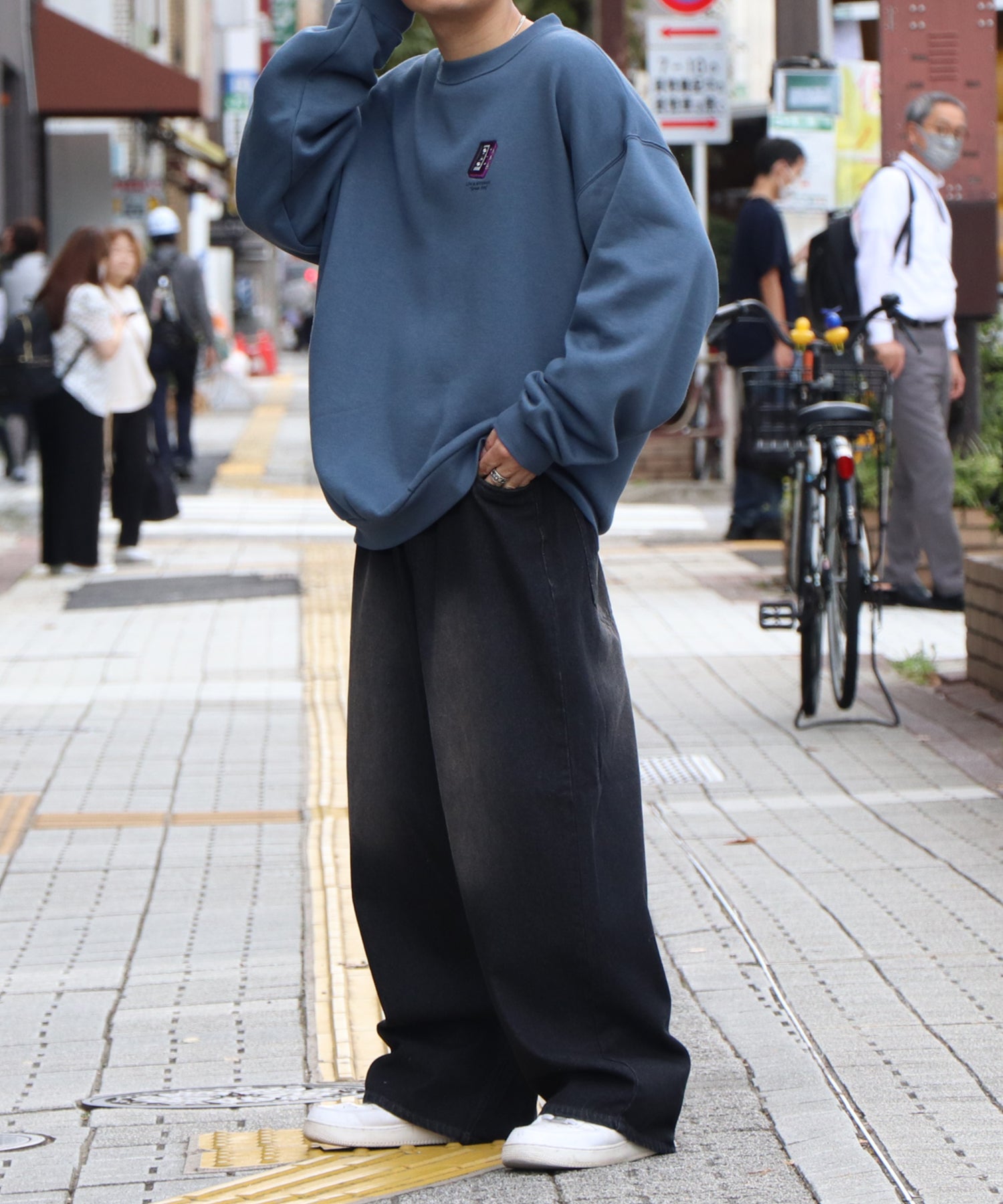 ヘッドホンガール イラストバックプリント / ワンポイント刺繍 ビッグシルエット プルオーバースウェット