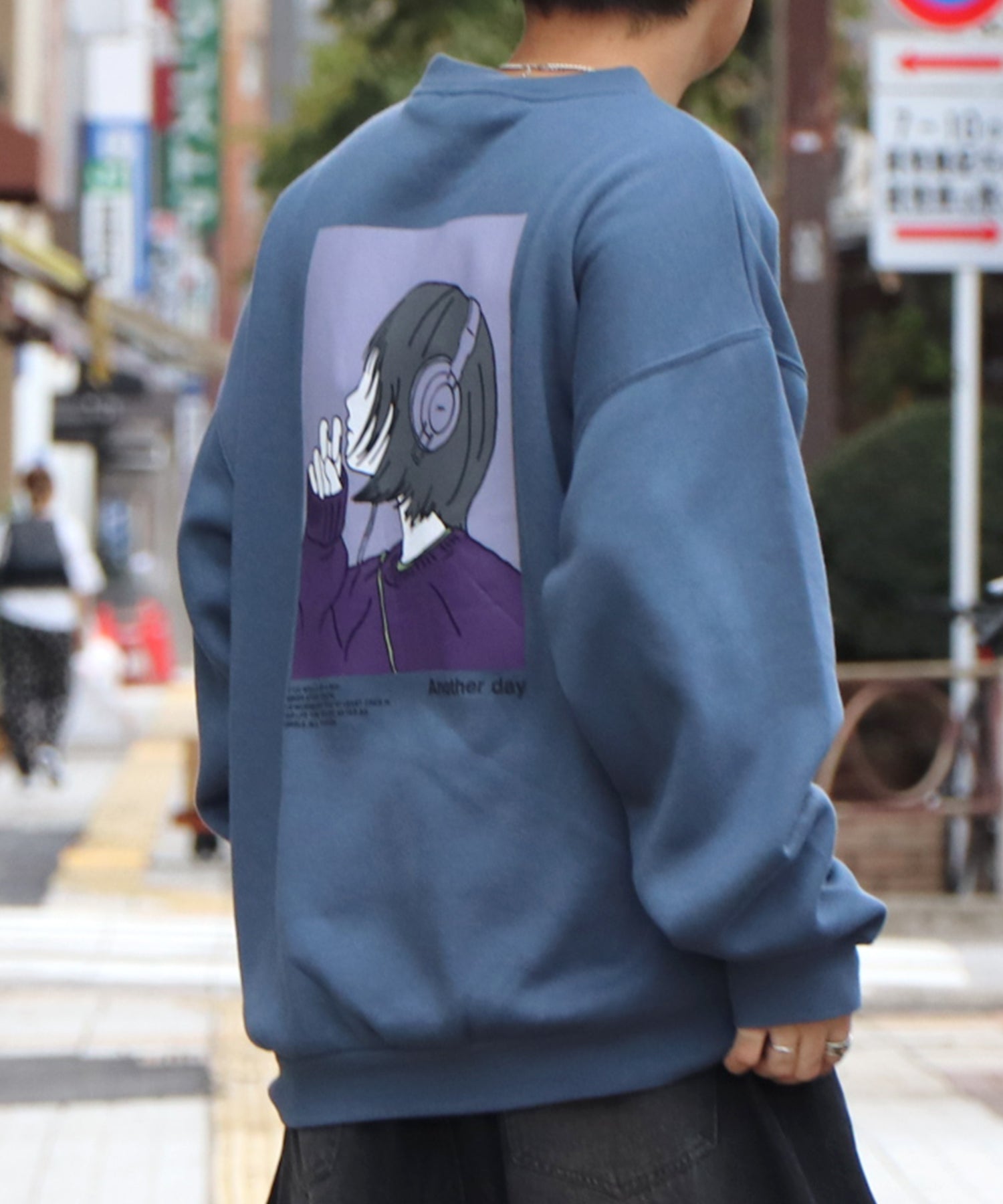 ヘッドホンガール イラストバックプリント / ワンポイント刺繍 ビッグシルエット プルオーバースウェット