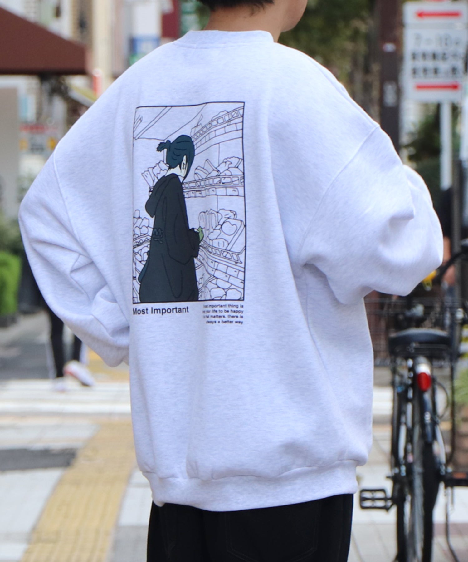 マーケットガール イラストバックプリント / ワンポイント刺繍 ビッグシルエット プルオーバースウェット