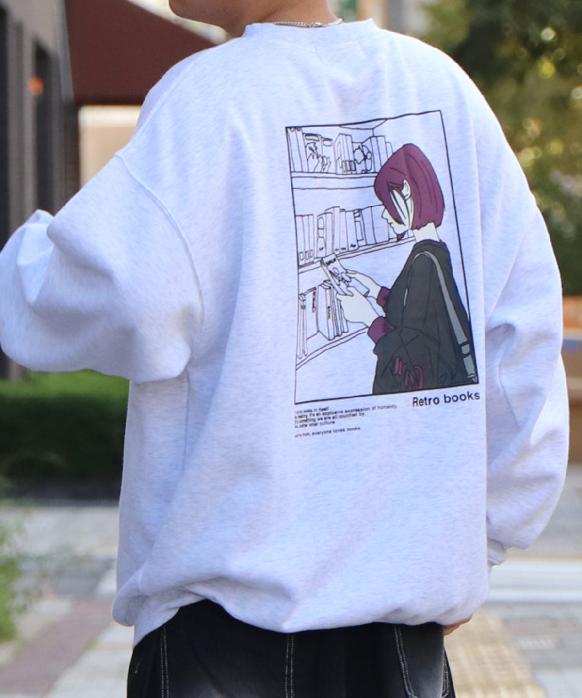 ブックガール イラストバックプリント / ワンポイント刺繍 ビッグシルエット プルオーバースウェット