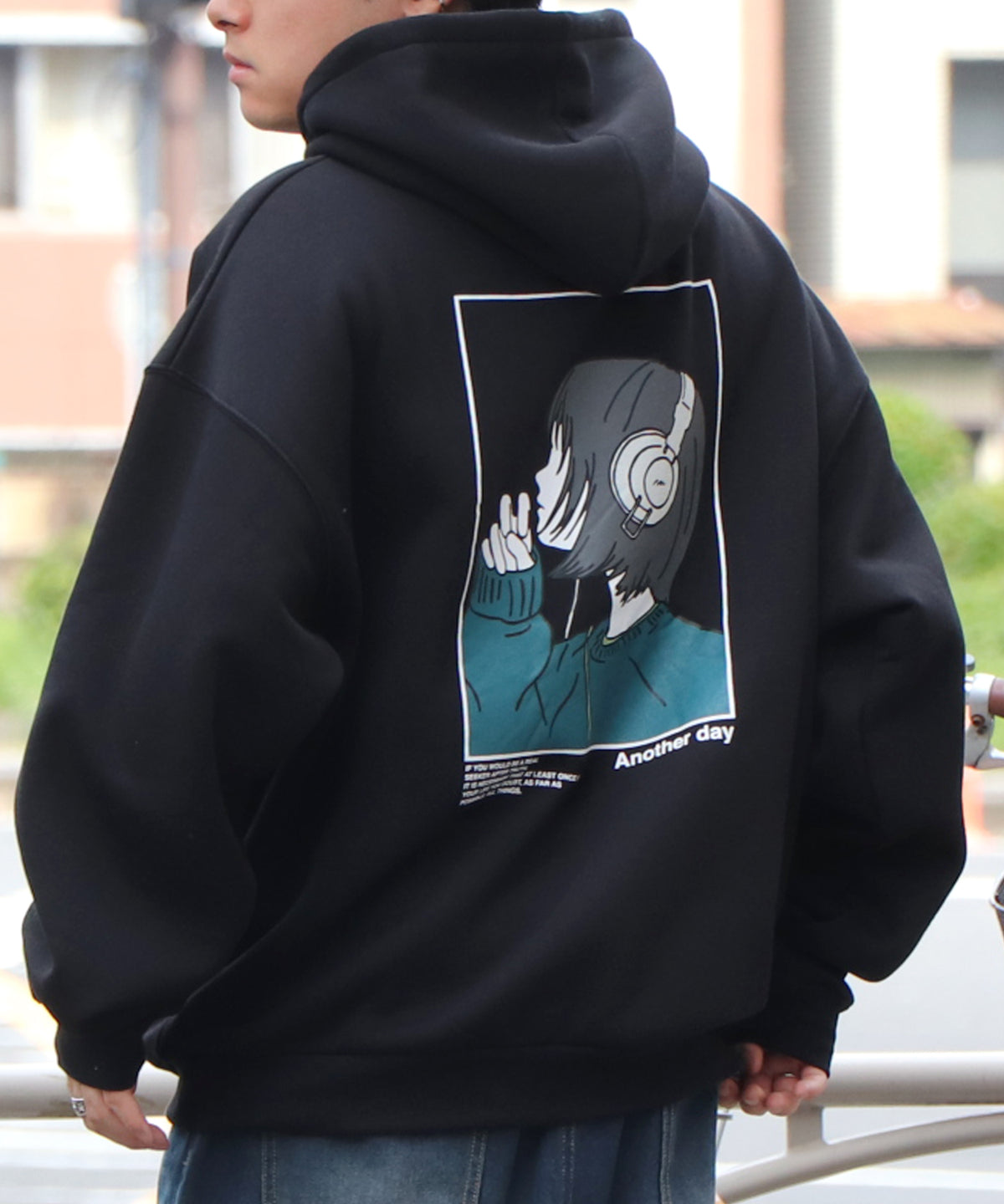 ヘッドホンガール イラストバックプリント / ワンポイント刺繍 ビッグシルエット プルオーバーパーカー