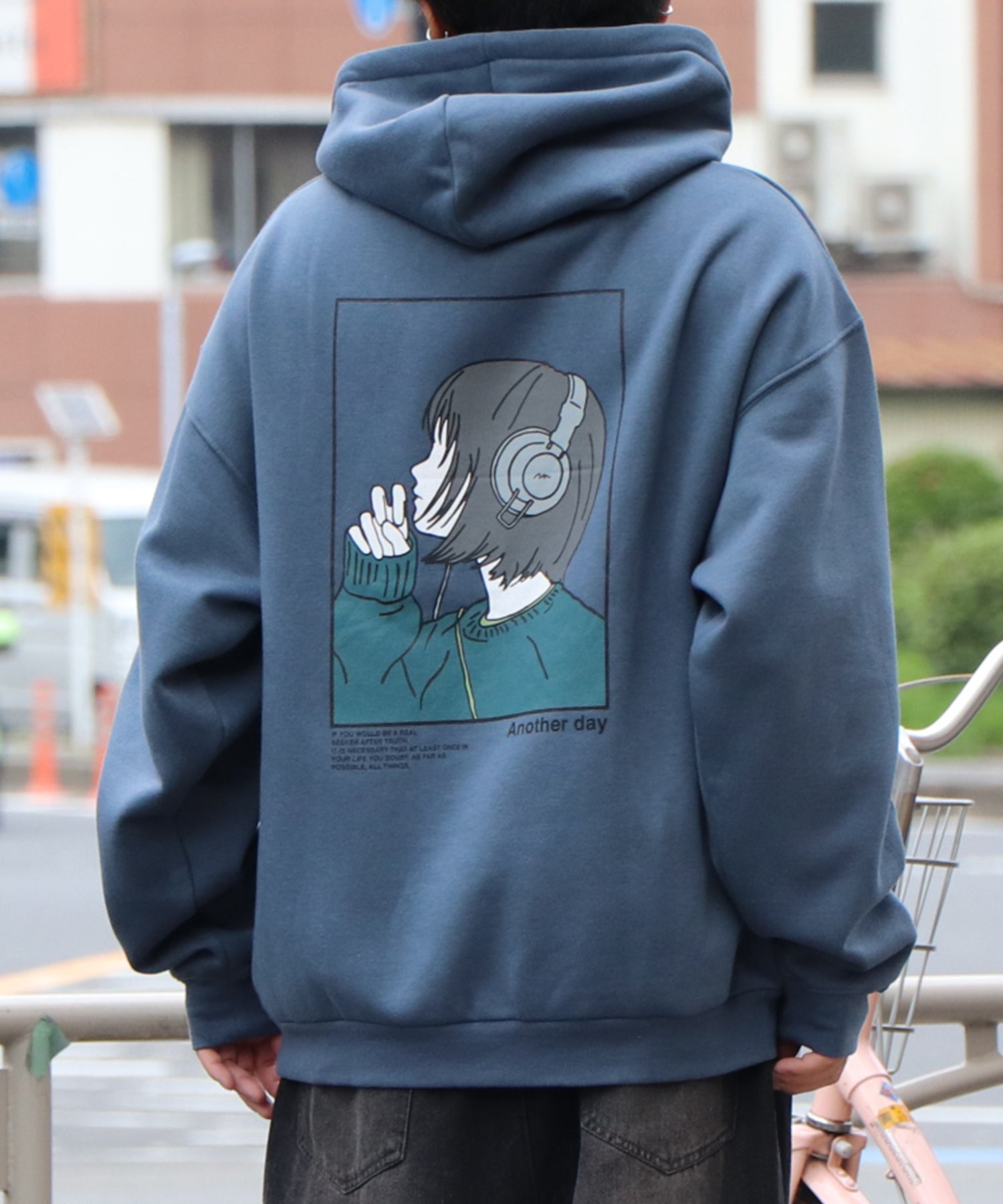 ヘッドホンガール イラストバックプリント / ワンポイント刺繍 ビッグシルエット プルオーバーパーカー