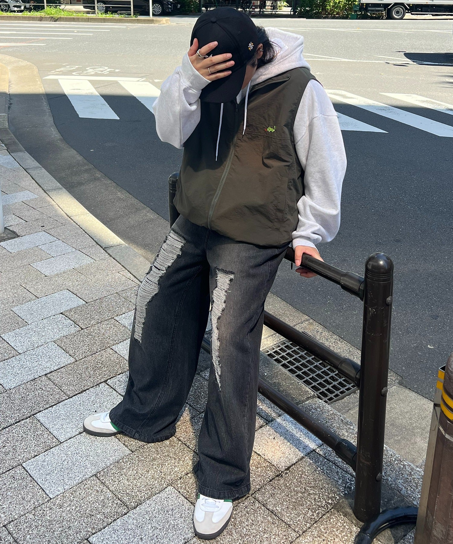【Labordi】ビッグシルエット ワンポイント刺繍 ドロスト付キ フルジップナイロンベスト