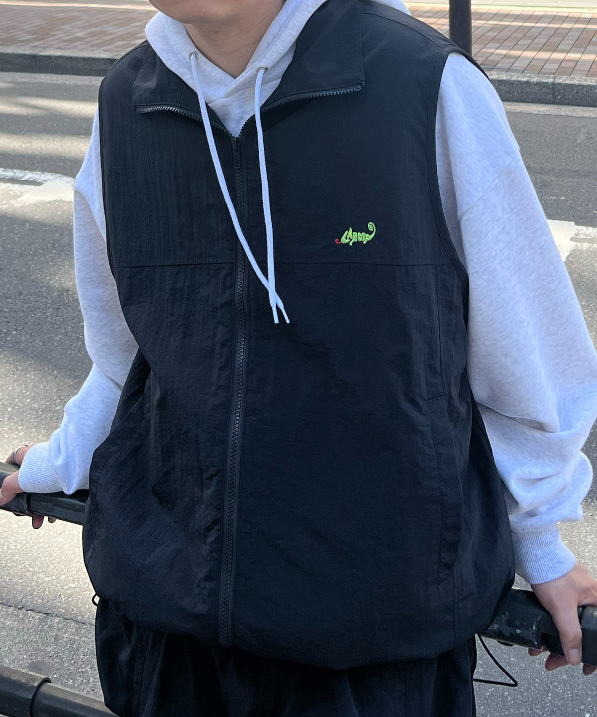 【Labordi】ビッグシルエット ワンポイント刺繍 ドロスト付キ フルジップナイロンベスト
