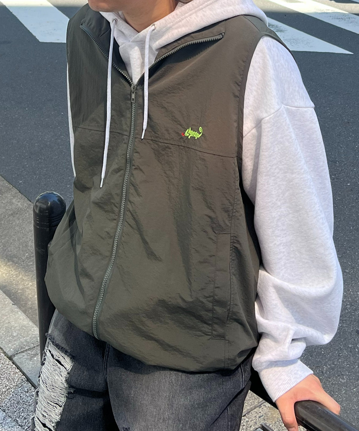 【Labordi】ビッグシルエット ワンポイント刺繍 ドロスト付キ フルジップナイロンベスト