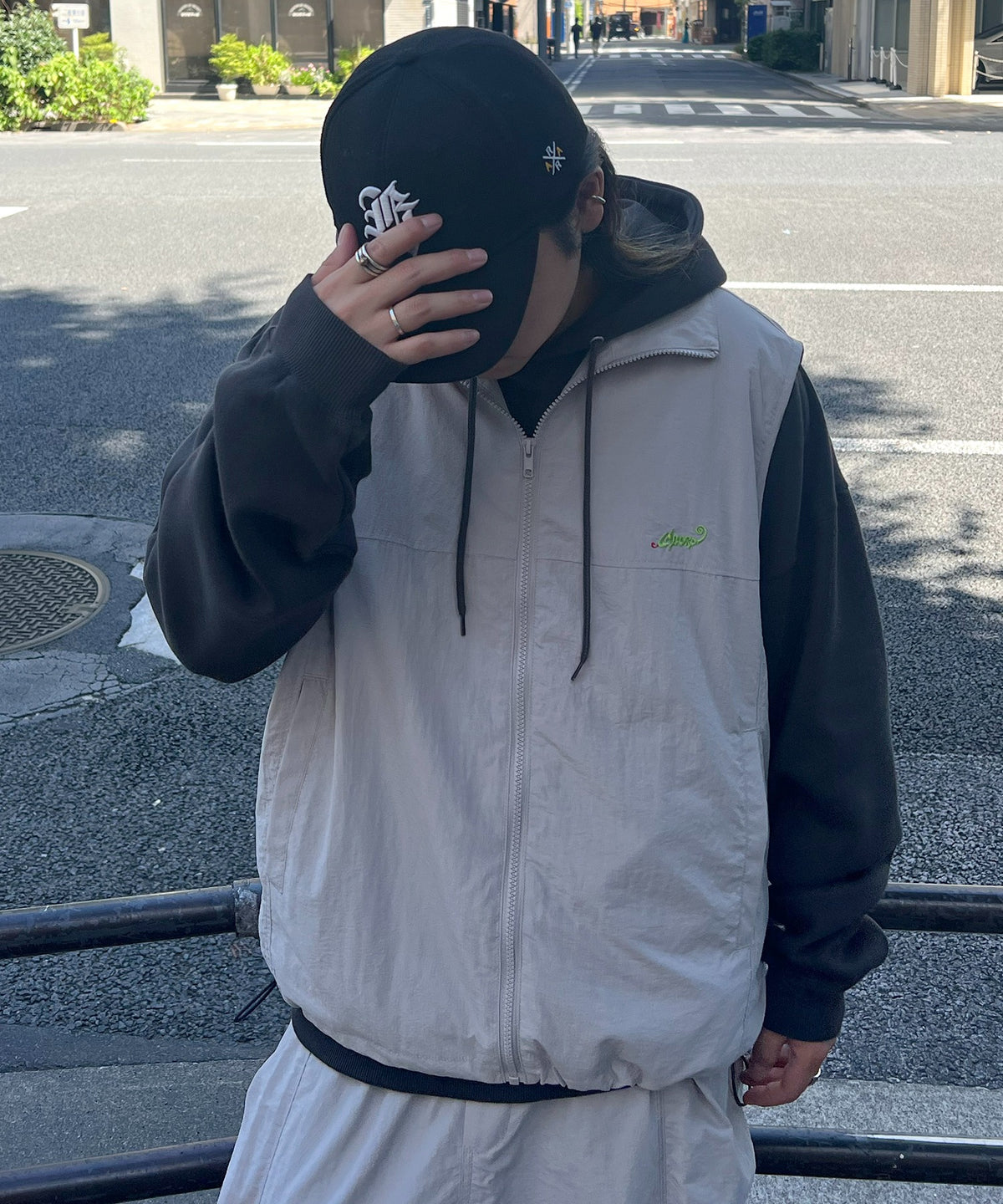 【Labordi】ビッグシルエット ワンポイント刺繍 ドロスト付キ フルジップナイロンベスト