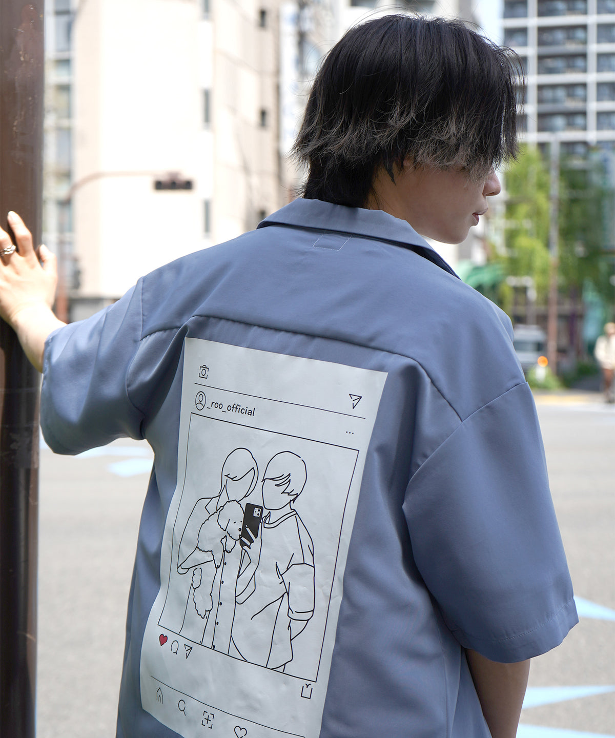【Roo / ルー】カップルフォト バックプリントオープンカラーシャツ