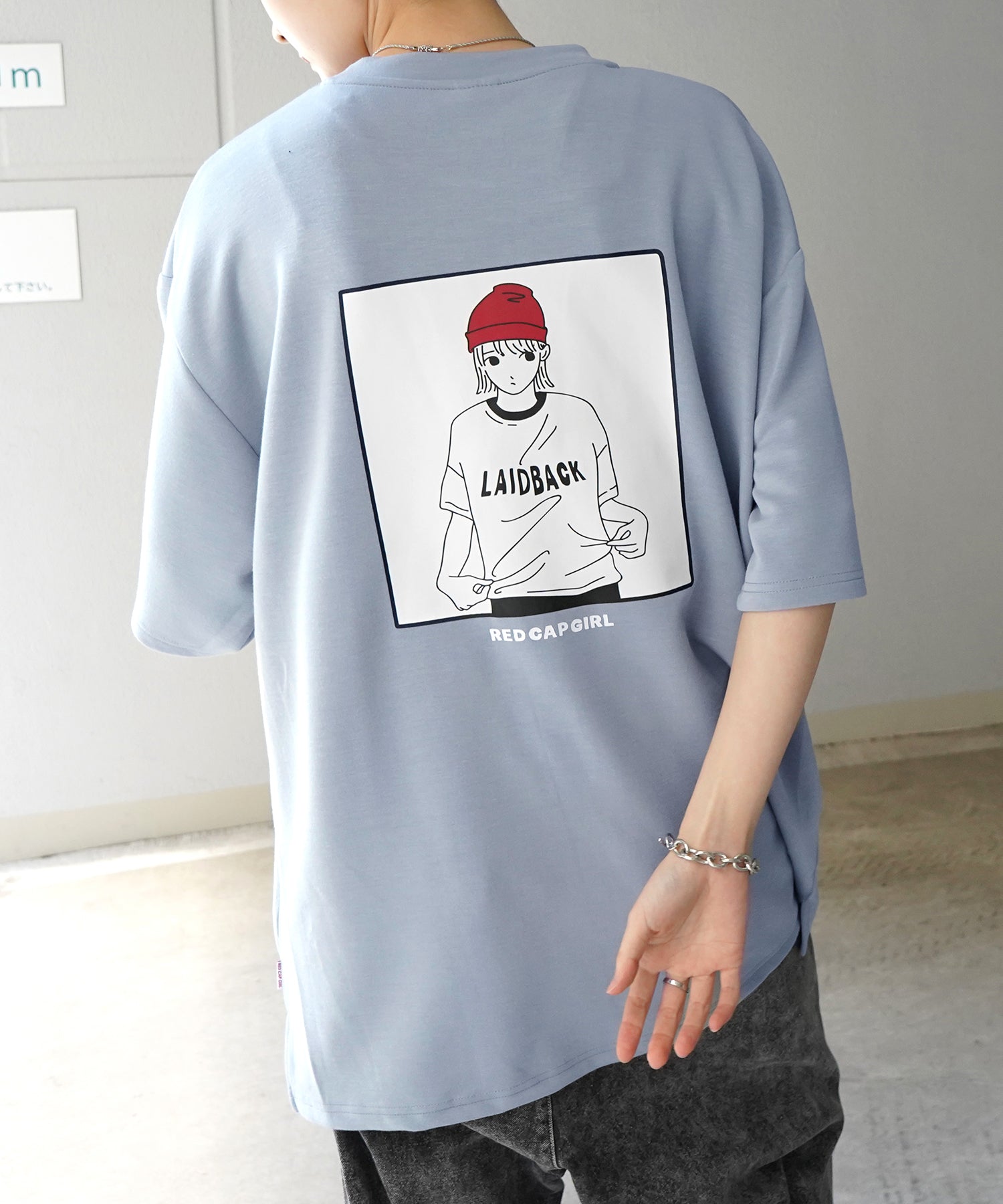 【RED CAP GIRL】 バックイラスト ワンポイント刺繍 ドレープとろみ ポンチ ビッグシルエットプリントTシャツ 25SS