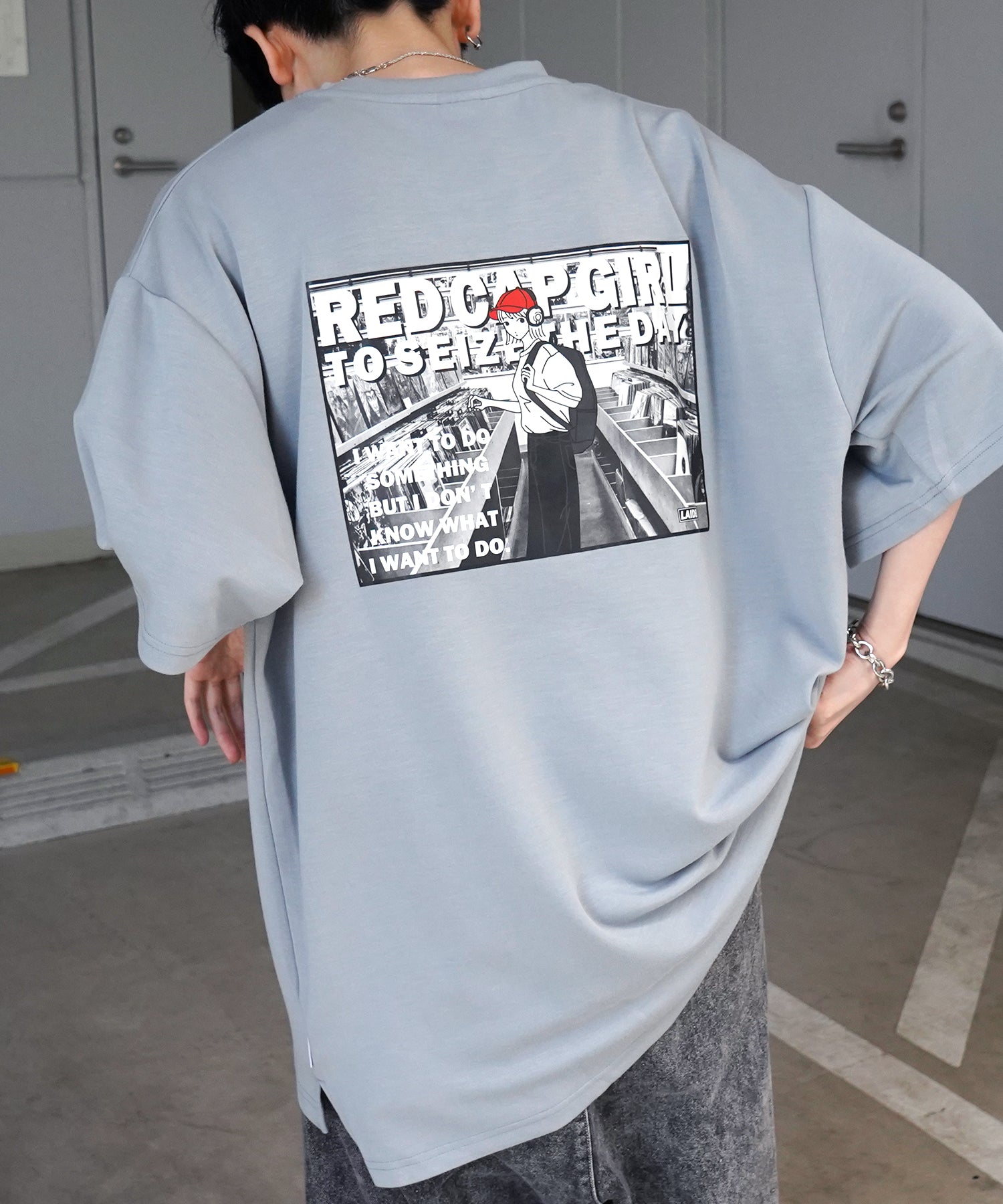 【RED CAP GIRL】バック転写 ワンポイント刺繍 ドレープとろみ ポンチ ビッグシルエットプリントTシャツ 25SS