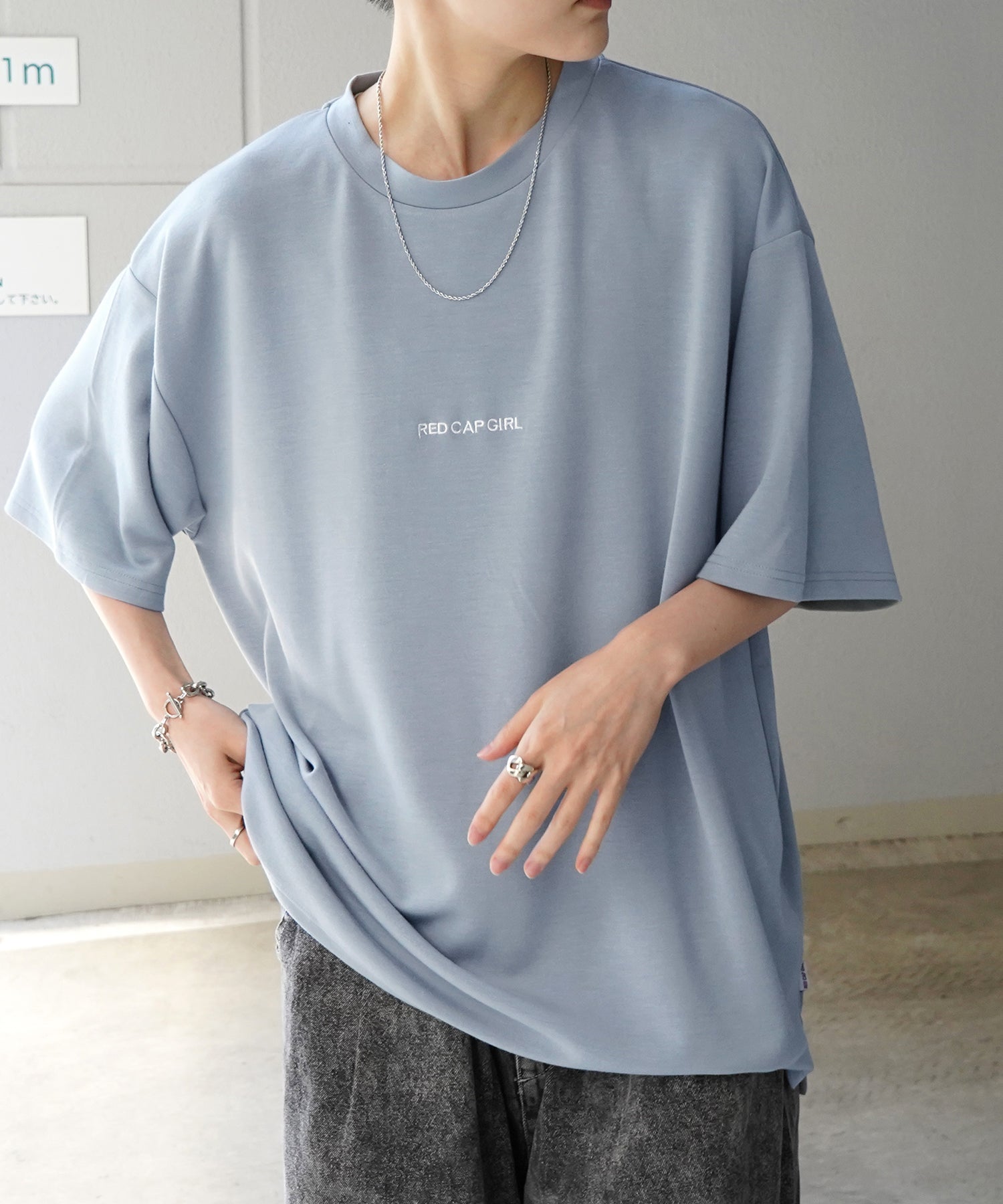 【RED CAP GIRL】 バックイラスト ワンポイント刺繍 ドレープとろみ ポンチ ビッグシルエットプリントTシャツ 25SS