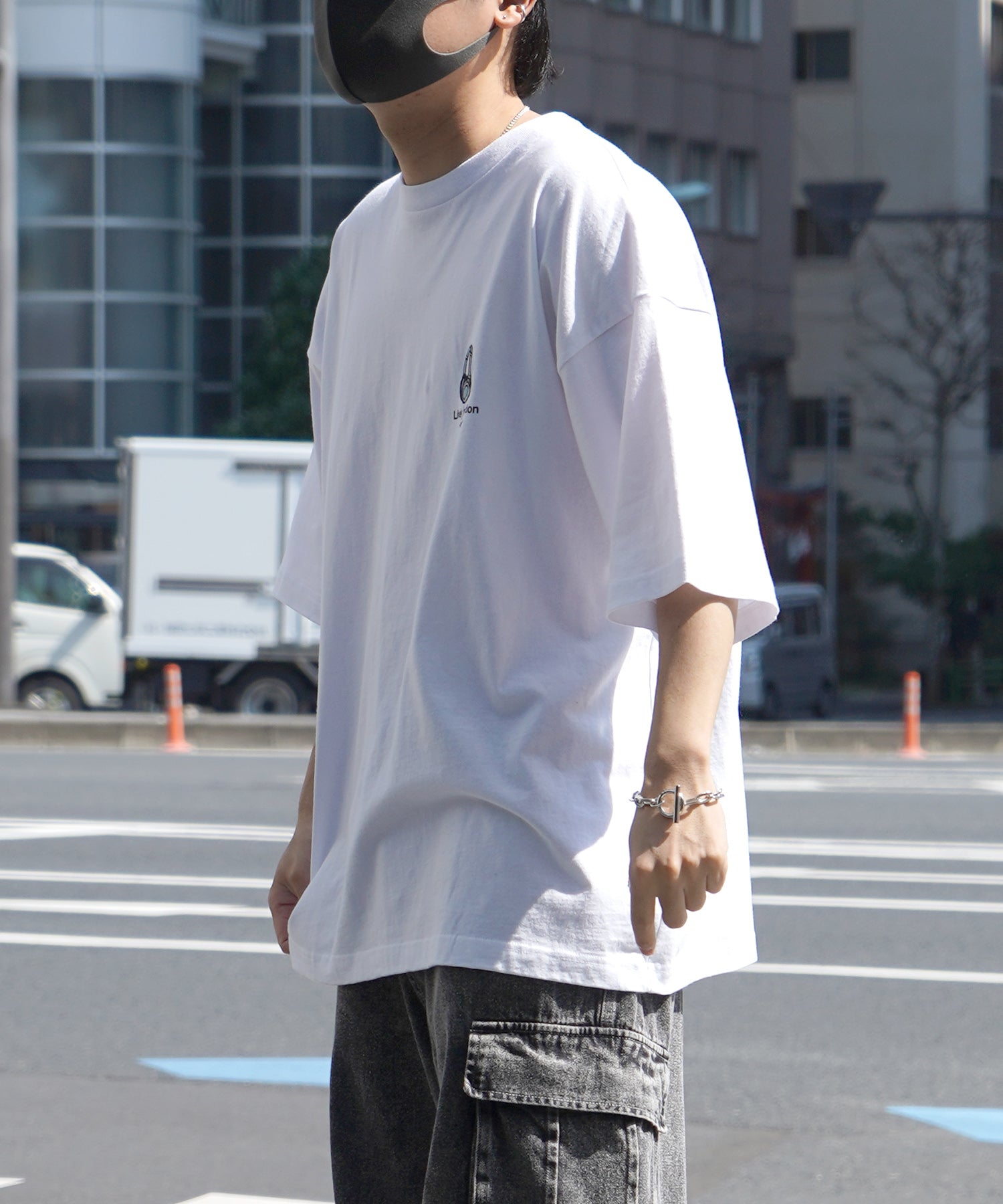 バケットガール イラストバックプリント / ワンポイント刺繍 ビッグシルエット半袖Tシャツ