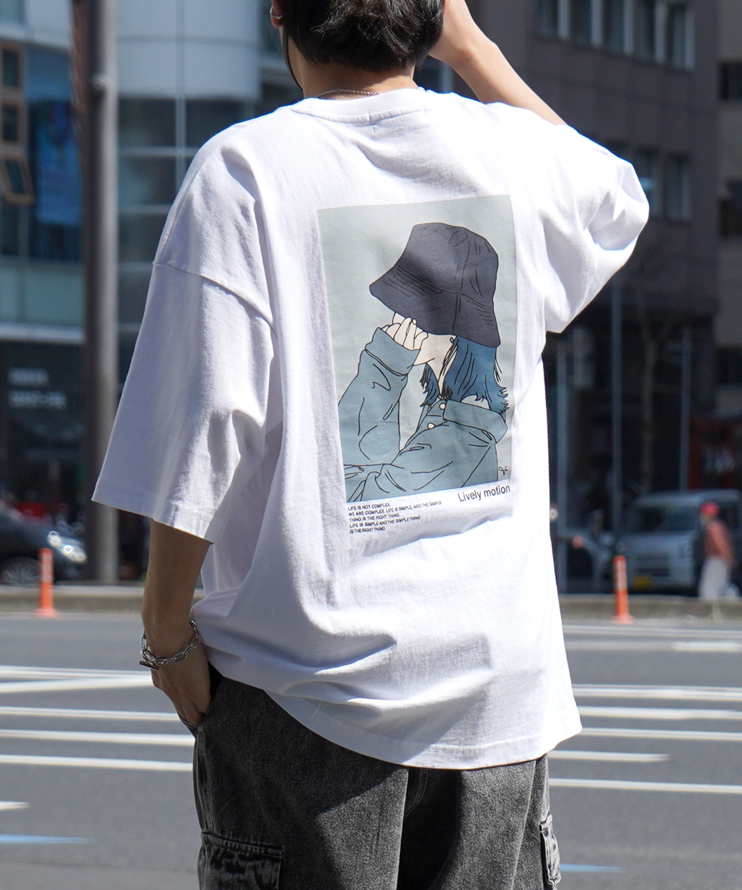 バケットガール イラストバックプリント / ワンポイント刺繍 ビッグシルエット半袖Tシャツ