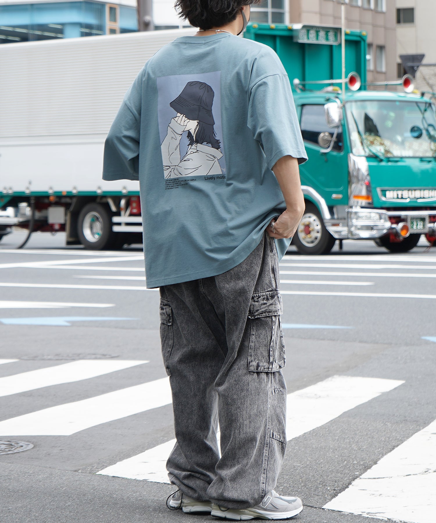 バケットガール イラストバックプリント / ワンポイント刺繍 ビッグシルエット半袖Tシャツ