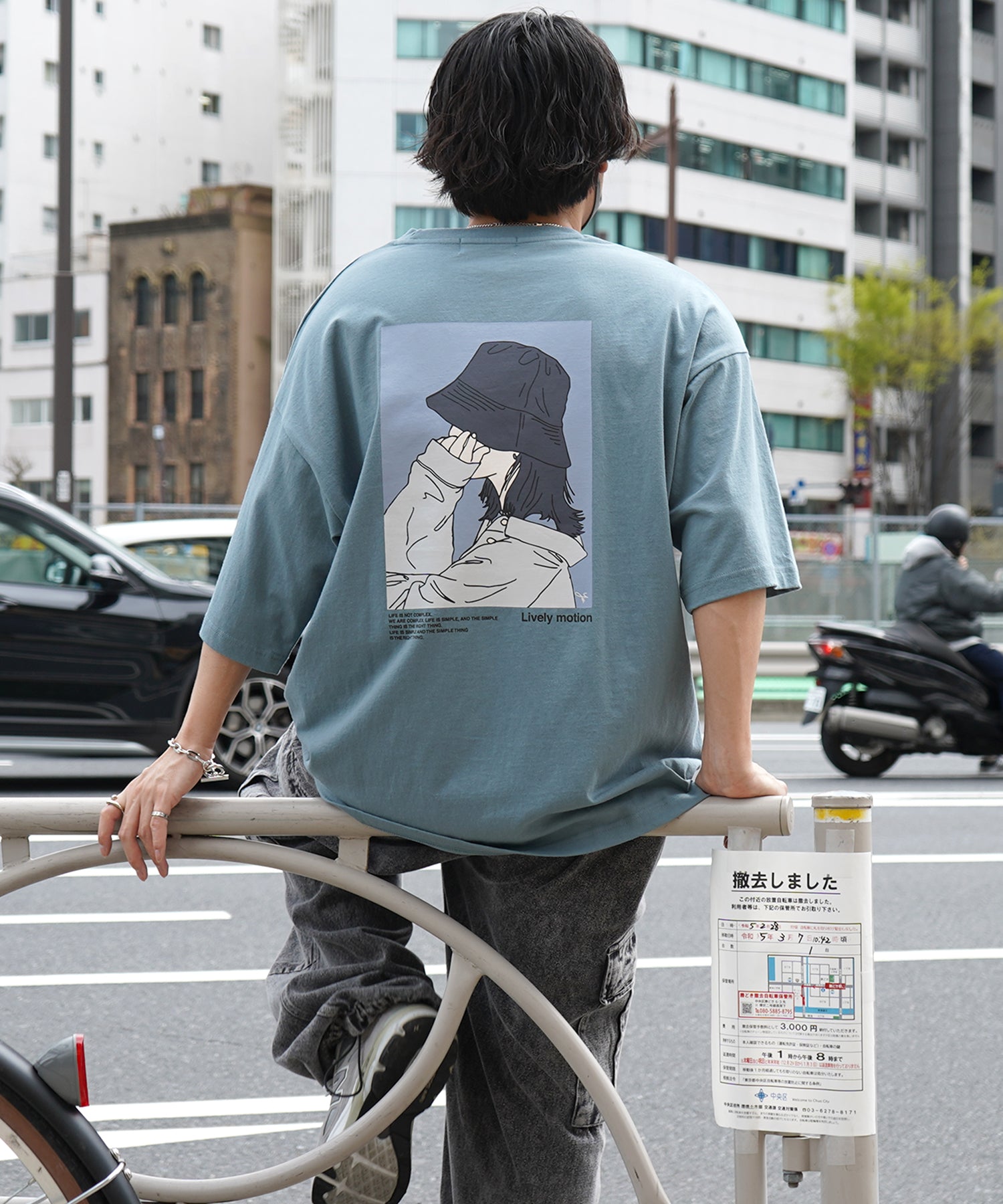 バケットガール イラストバックプリント / ワンポイント刺繍 ビッグシルエット半袖Tシャツ