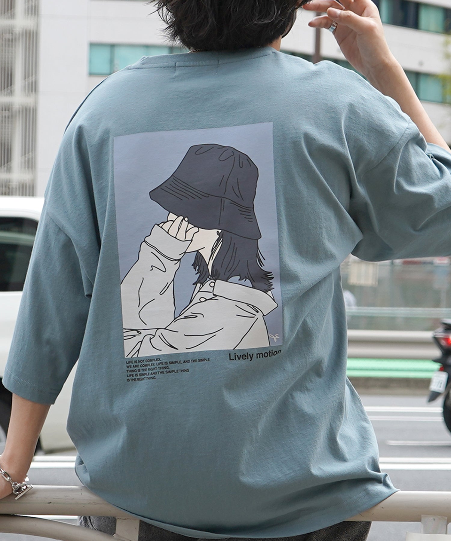 バケットガール イラストバックプリント / ワンポイント刺繍 ビッグシルエット半袖Tシャツ