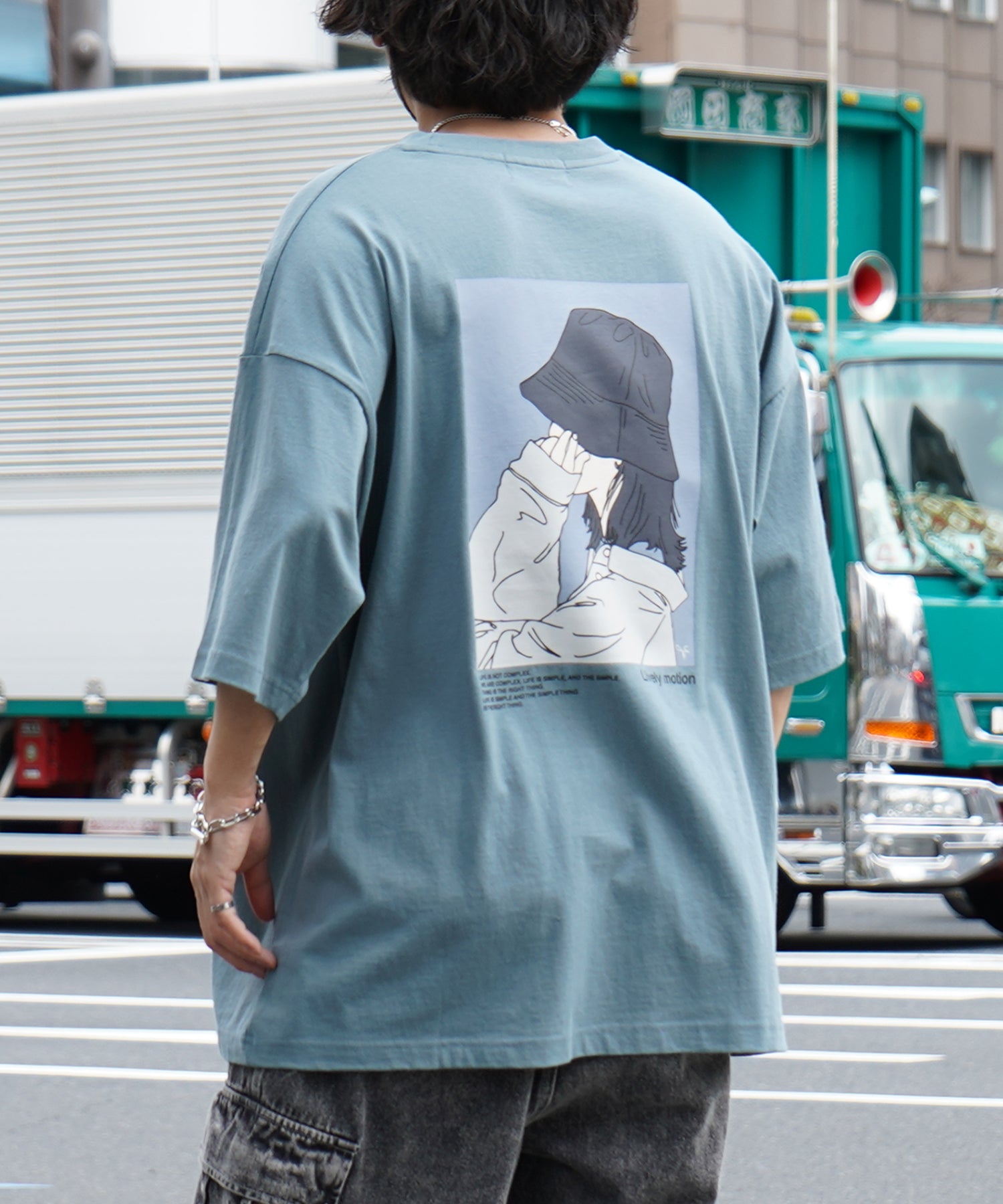 バケットガール イラストバックプリント / ワンポイント刺繍 ビッグシルエット半袖Tシャツ