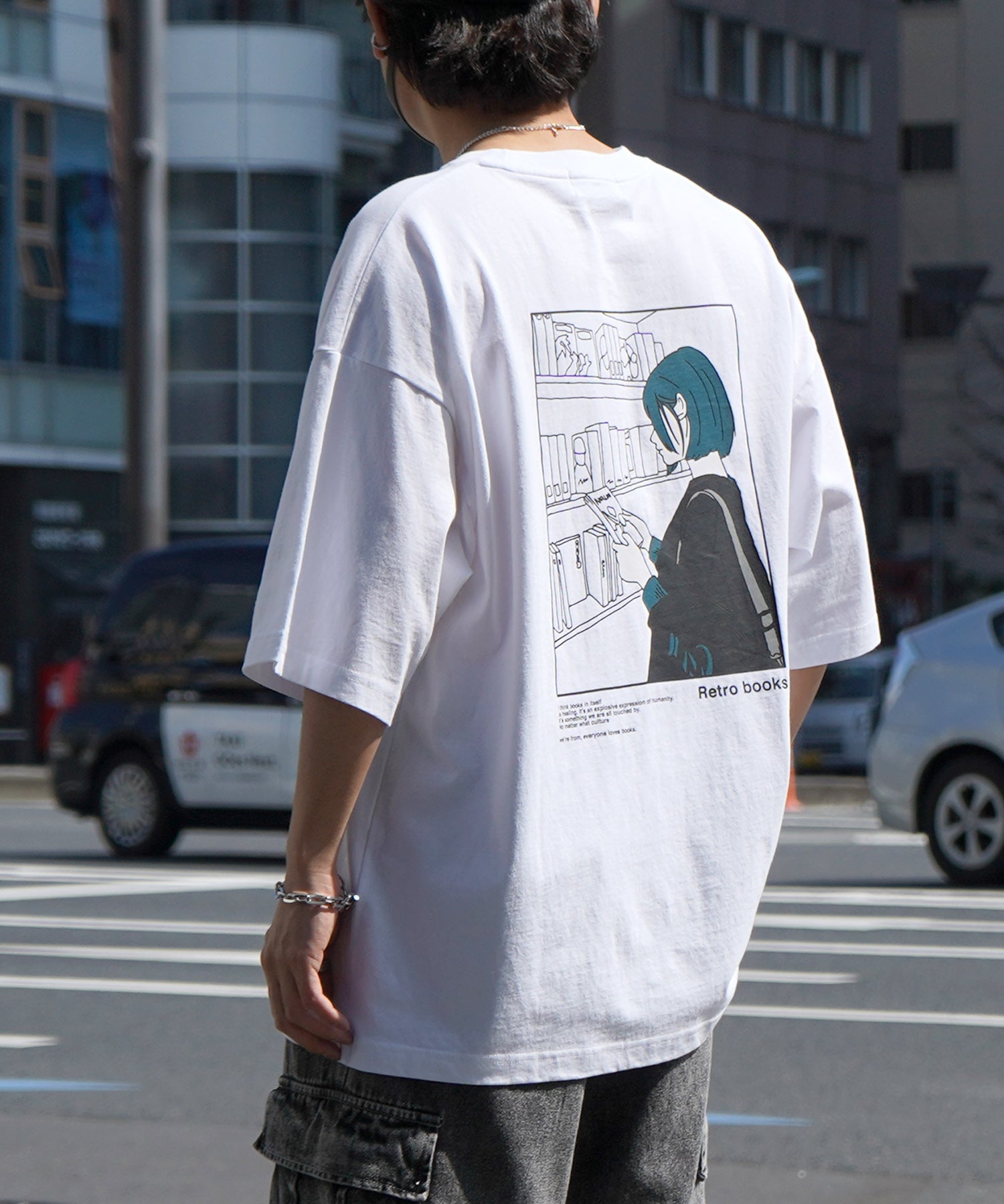 ブックガール イラストバックプリント / ワンポイント刺繍 ビッグシルエット半袖Tシャツ
