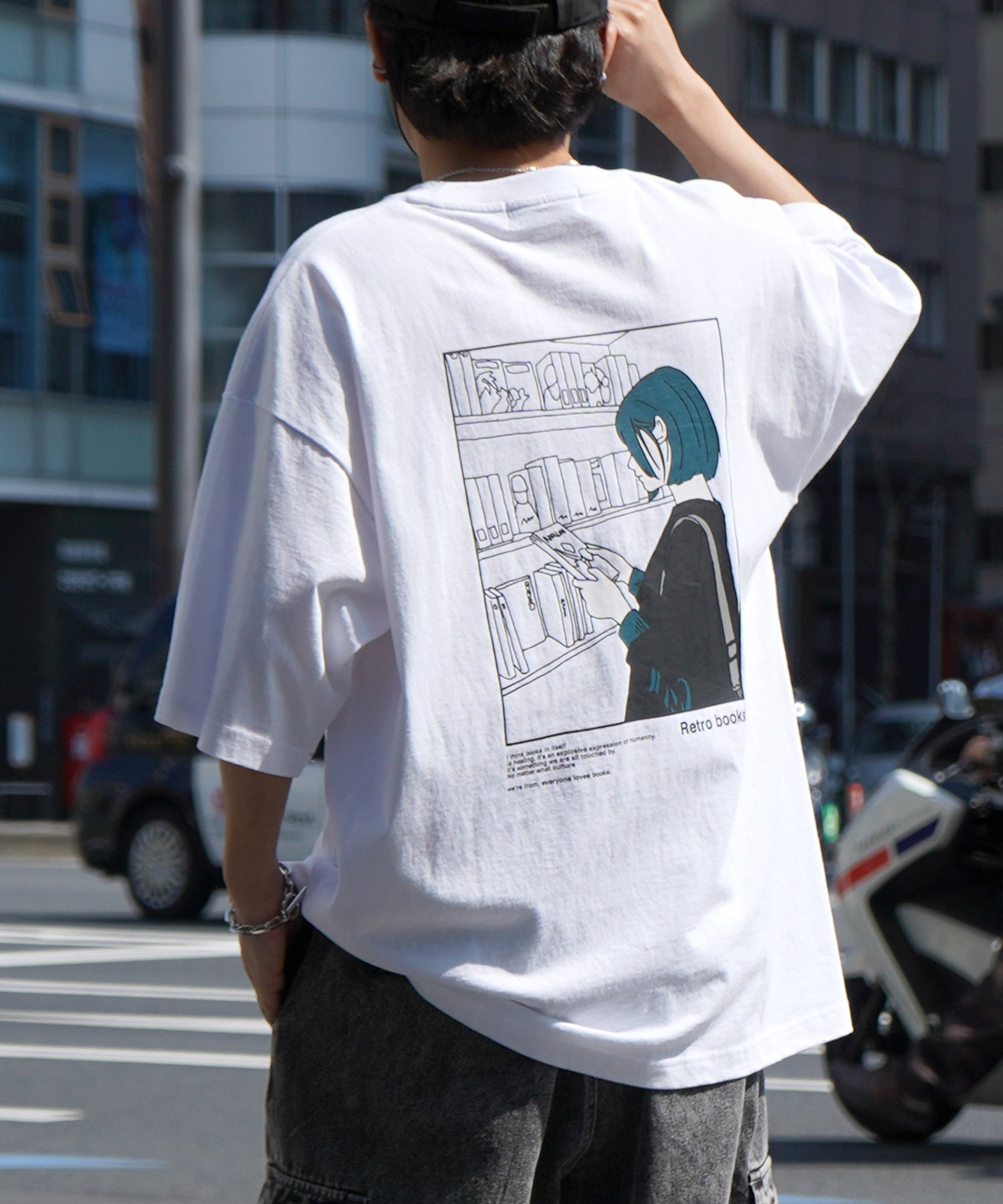 ブックガール イラストバックプリント / ワンポイント刺繍 ビッグシルエット半袖Tシャツ