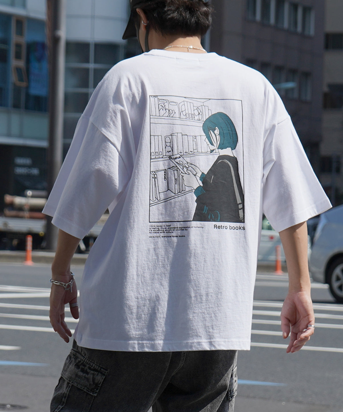 ブックガール イラストバックプリント / ワンポイント刺繍 ビッグシルエット半袖Tシャツ