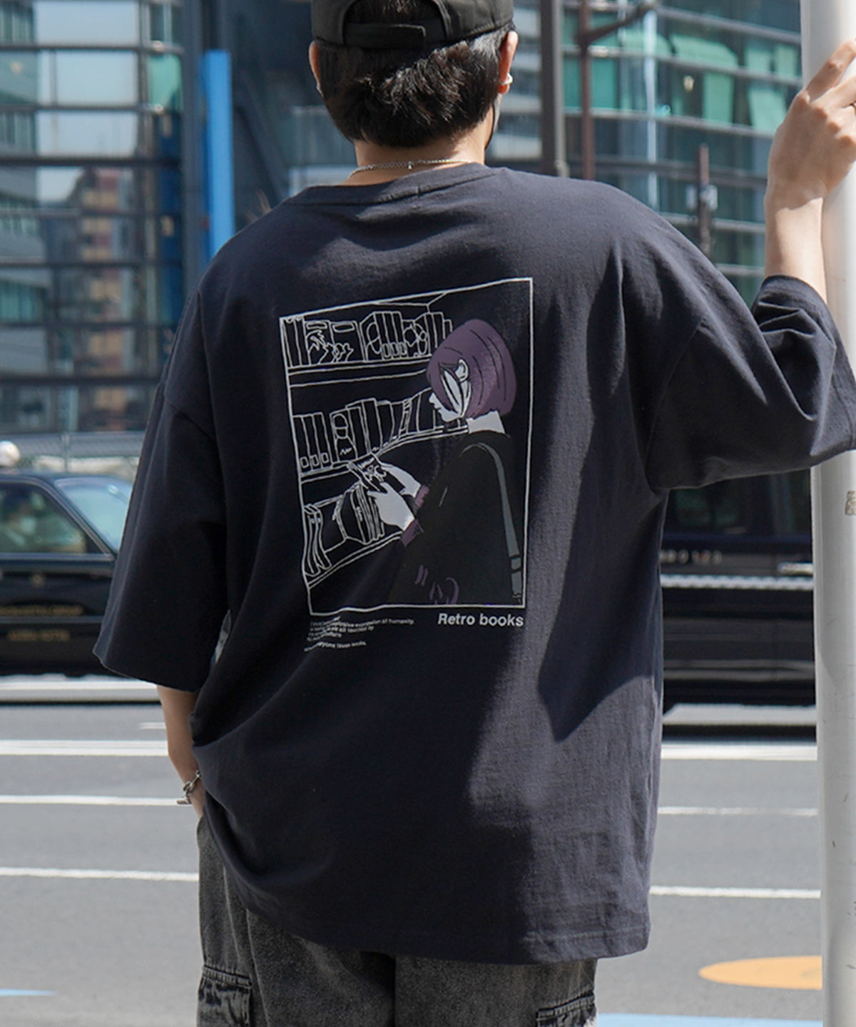 ブックガール イラストバックプリント / ワンポイント刺繍 ビッグシルエット半袖Tシャツ