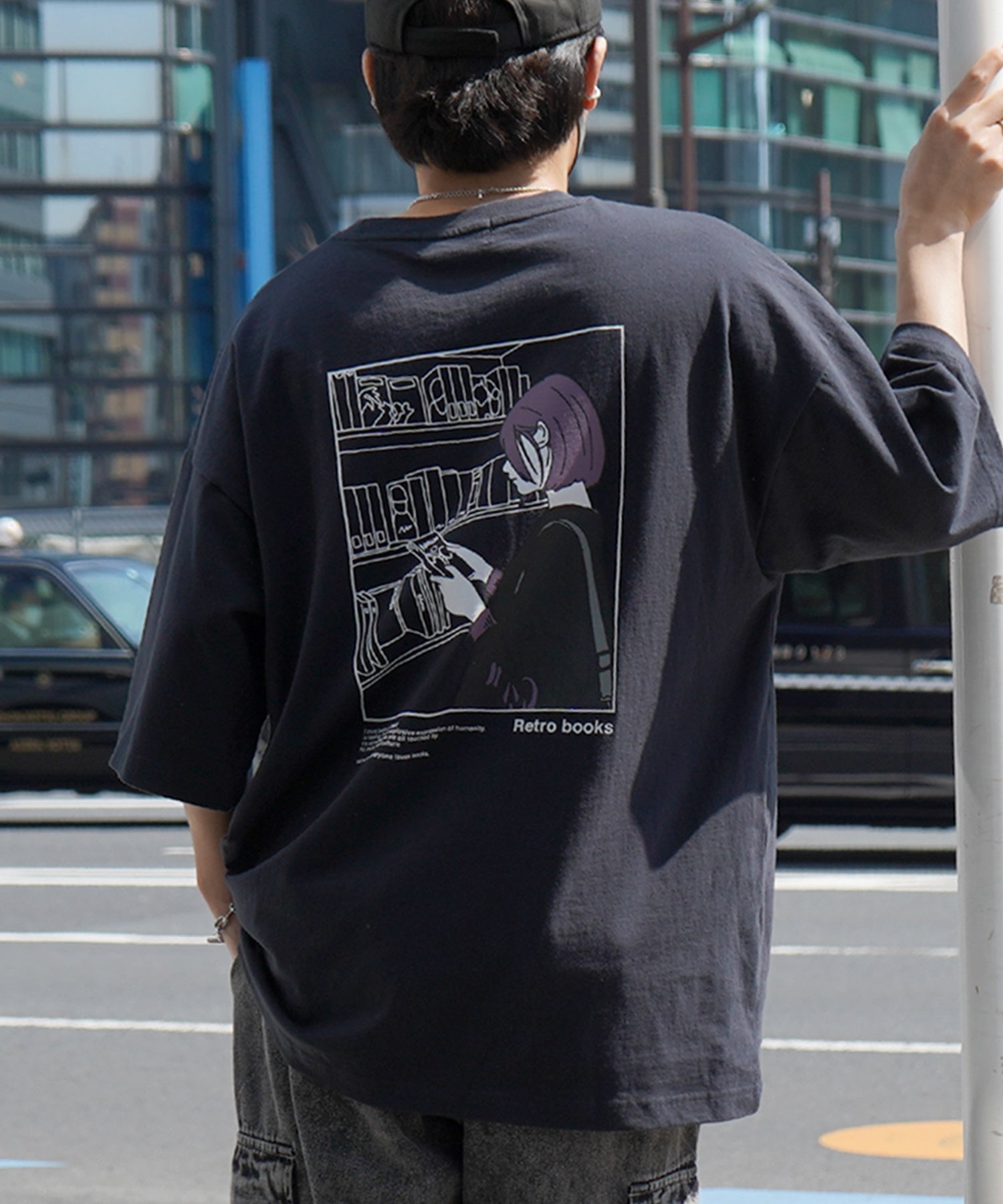 ブックガール イラストバックプリント / ワンポイント刺繍 ビッグシルエット半袖Tシャツ