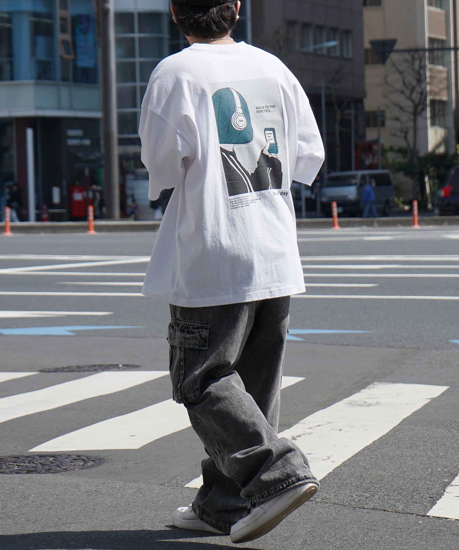 ヘッドホンガールB イラストバックプリント / ワンポイント刺繍 ビッグシルエット半袖Tシャツ