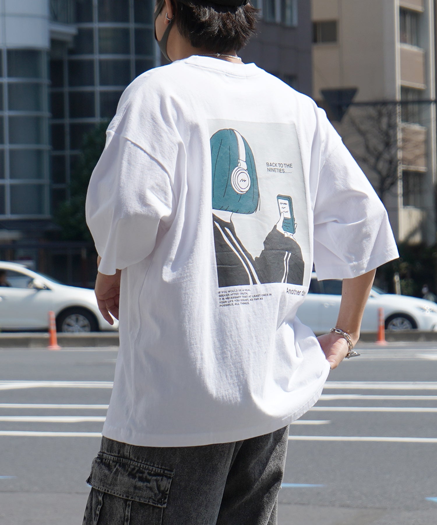 ヘッドホンガールB イラストバックプリント / ワンポイント刺繍 ビッグシルエット半袖Tシャツ